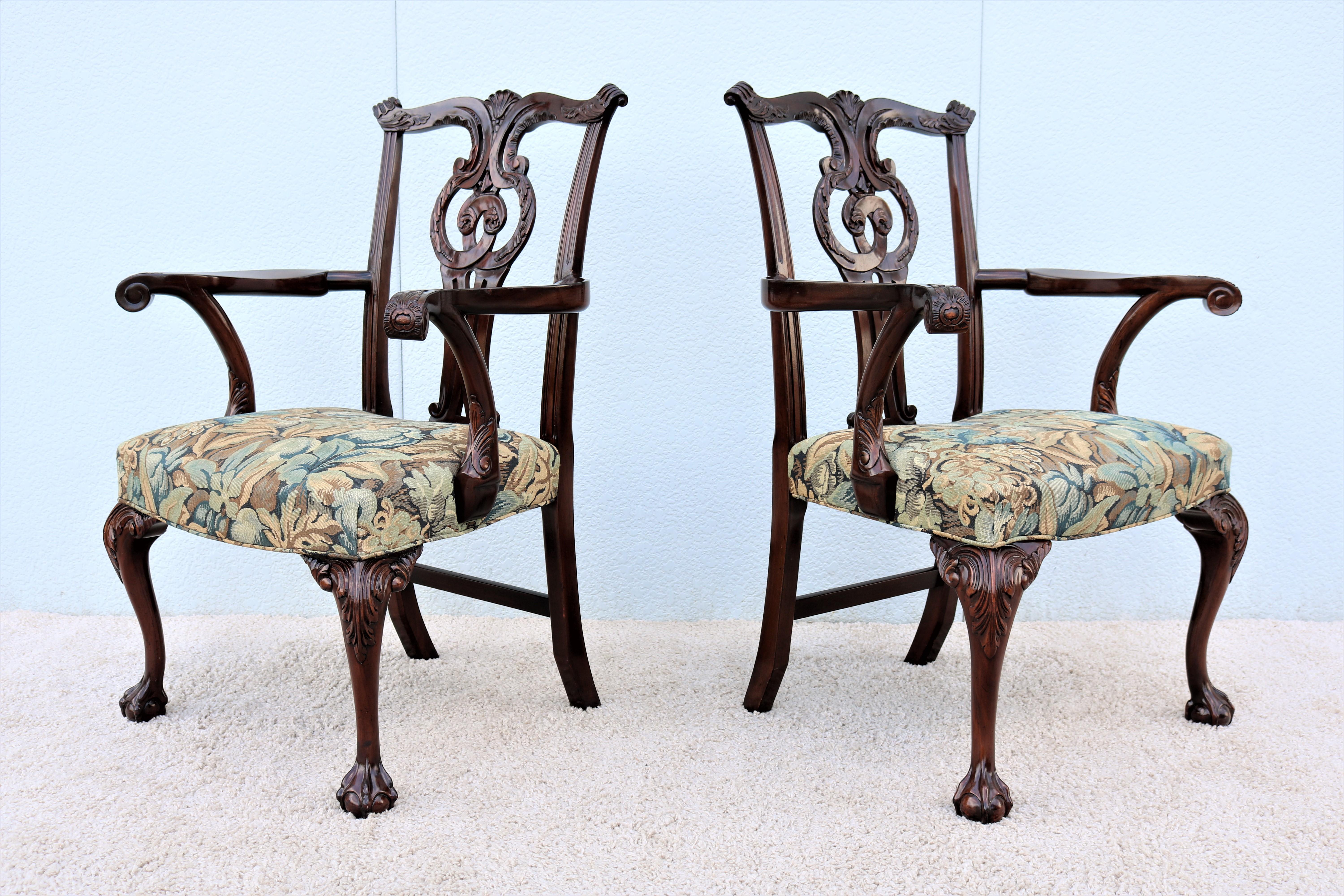 Paire de fauteuils traditionnels vintage en noyer de style Chippendale par Smith & Watson en vente 1