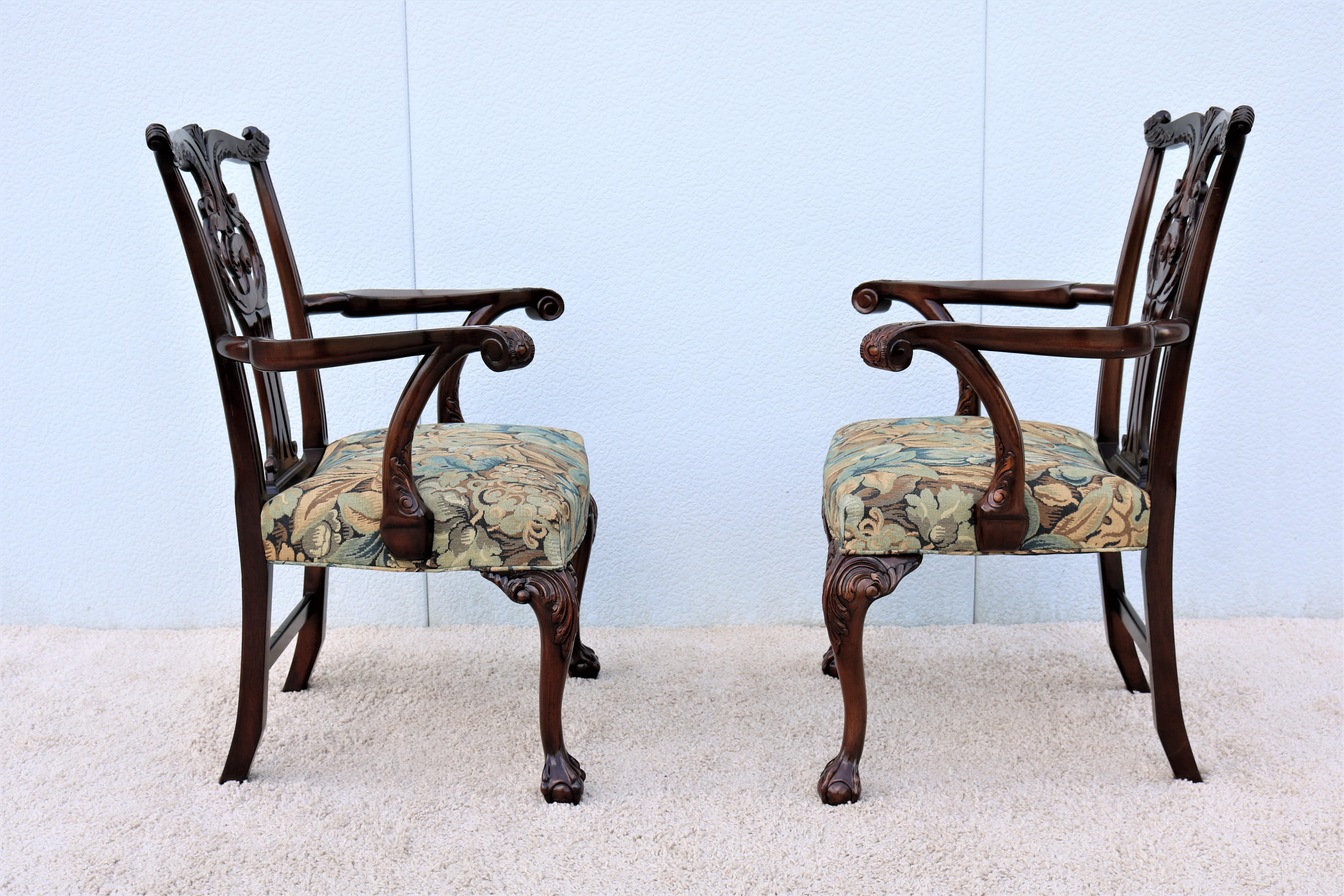 Paire de fauteuils traditionnels vintage en noyer de style Chippendale par Smith & Watson en vente 2