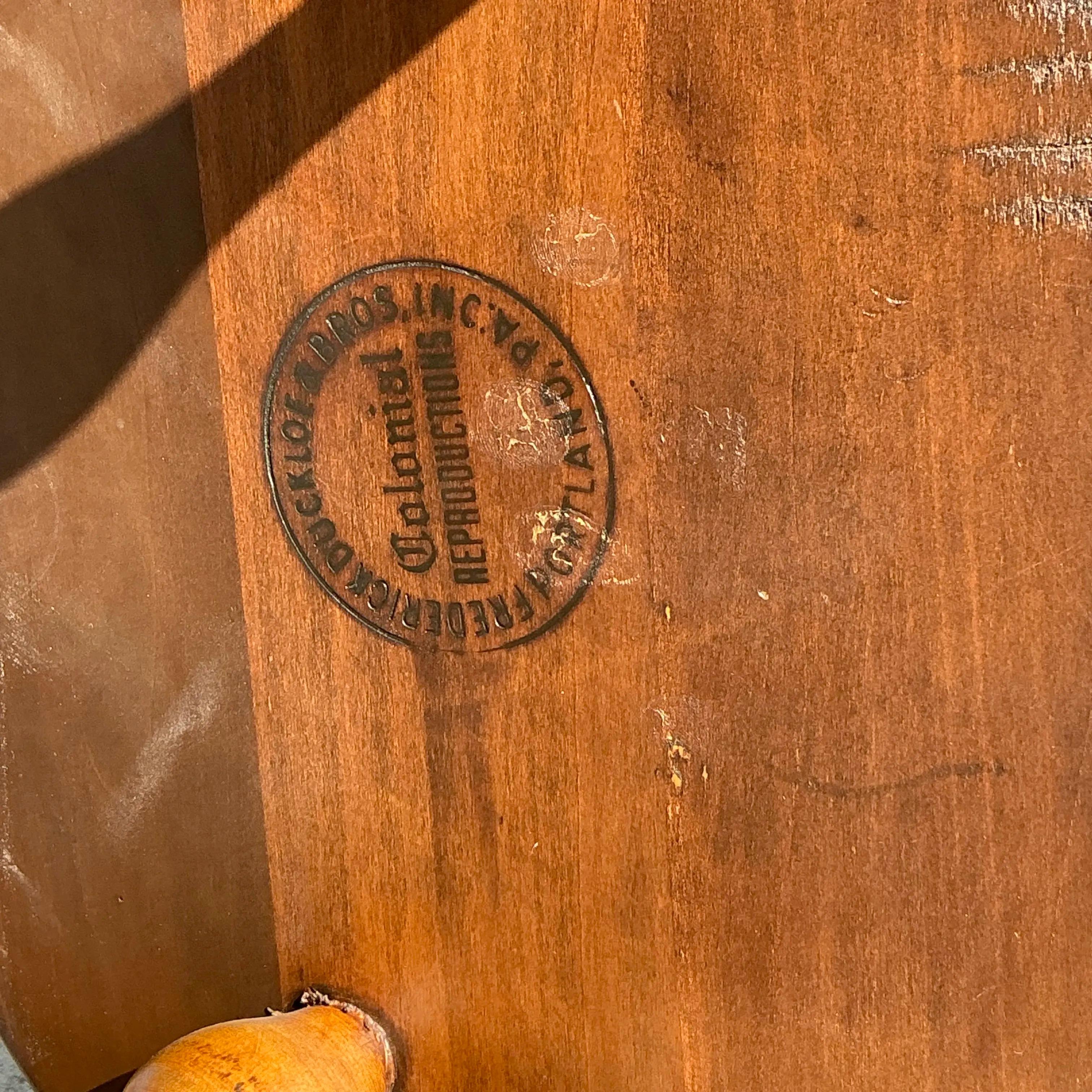 Ein klassisches Paar alter Windsor-Stühle mit hoher Rückenlehne von Duckloe Brothers, die sich durch traditionelle Handwerkskunst und zeitloses Design auszeichnen. Mit ihren elegant geschwungenen Spindeln, der geschwungenen Sitzfläche und der