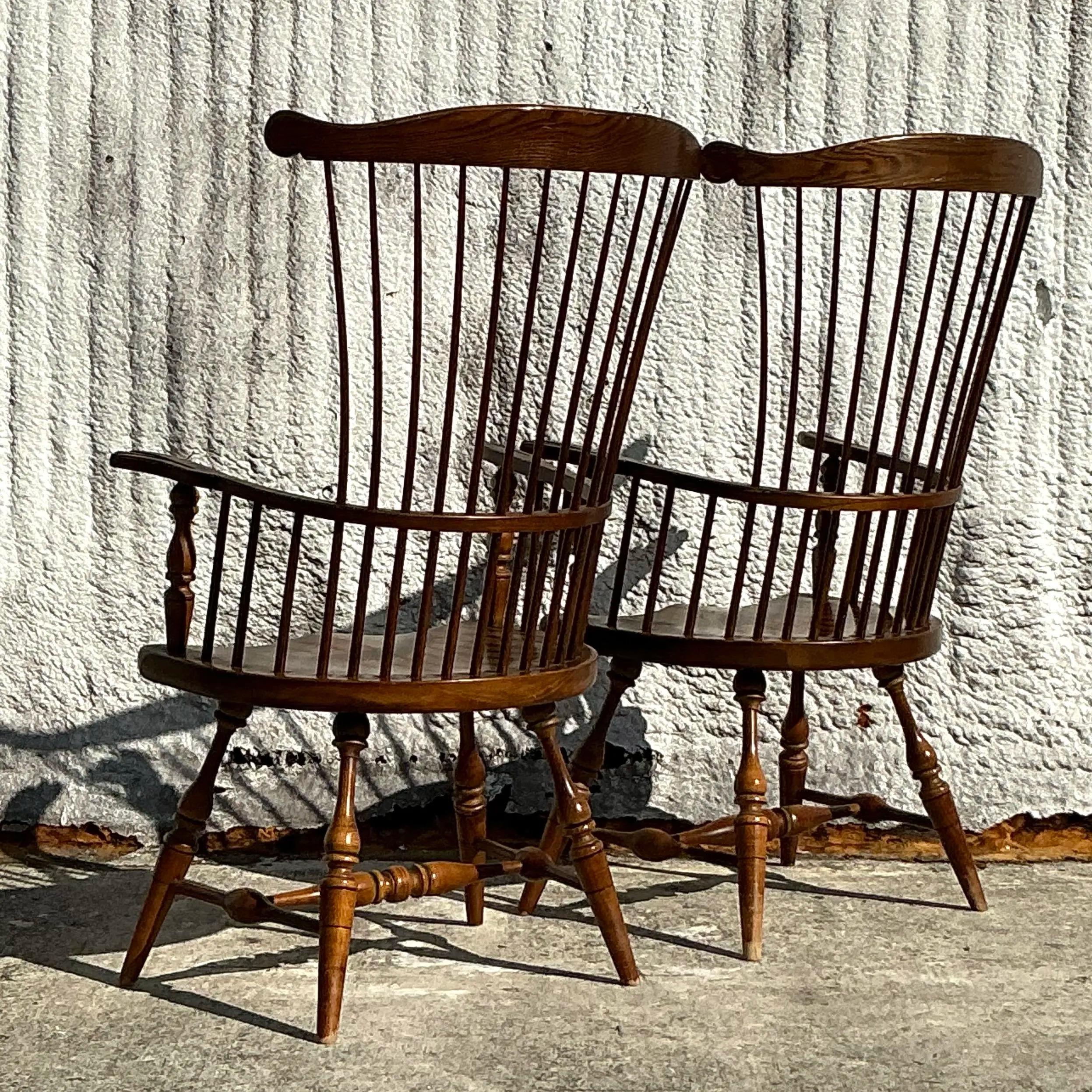 Traditionelle Vintage- Windsor-Stühle der Gebrüder Duckloe mit hoher Rückenlehne - ein Paar im Zustand „Gut“ im Angebot in West Palm Beach, FL