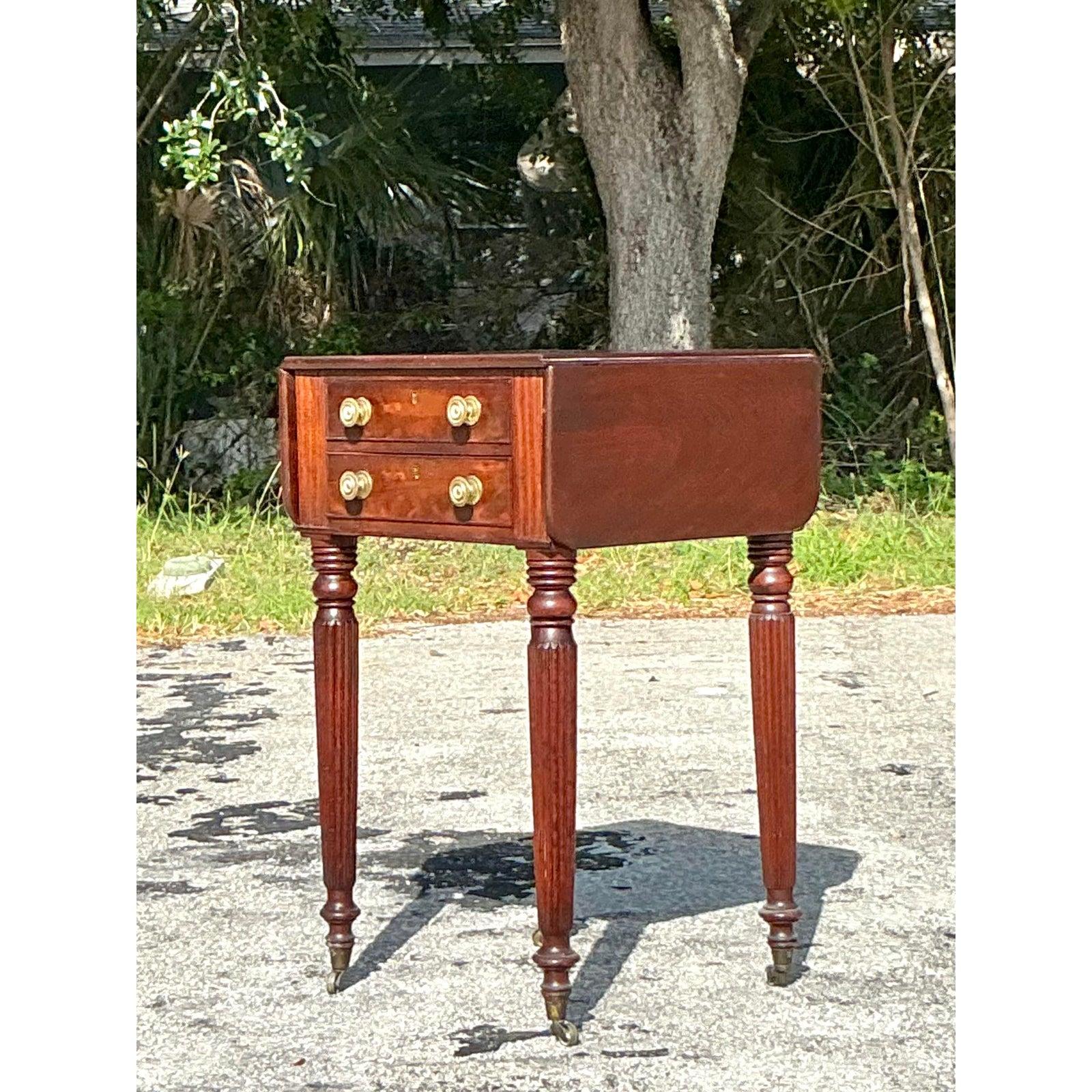 Fédéral Table d'appoint vintage traditionnelle à plateau rabattable en vente