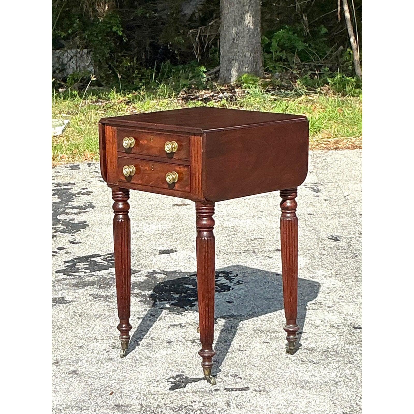 Américain Table d'appoint vintage traditionnelle à plateau rabattable en vente