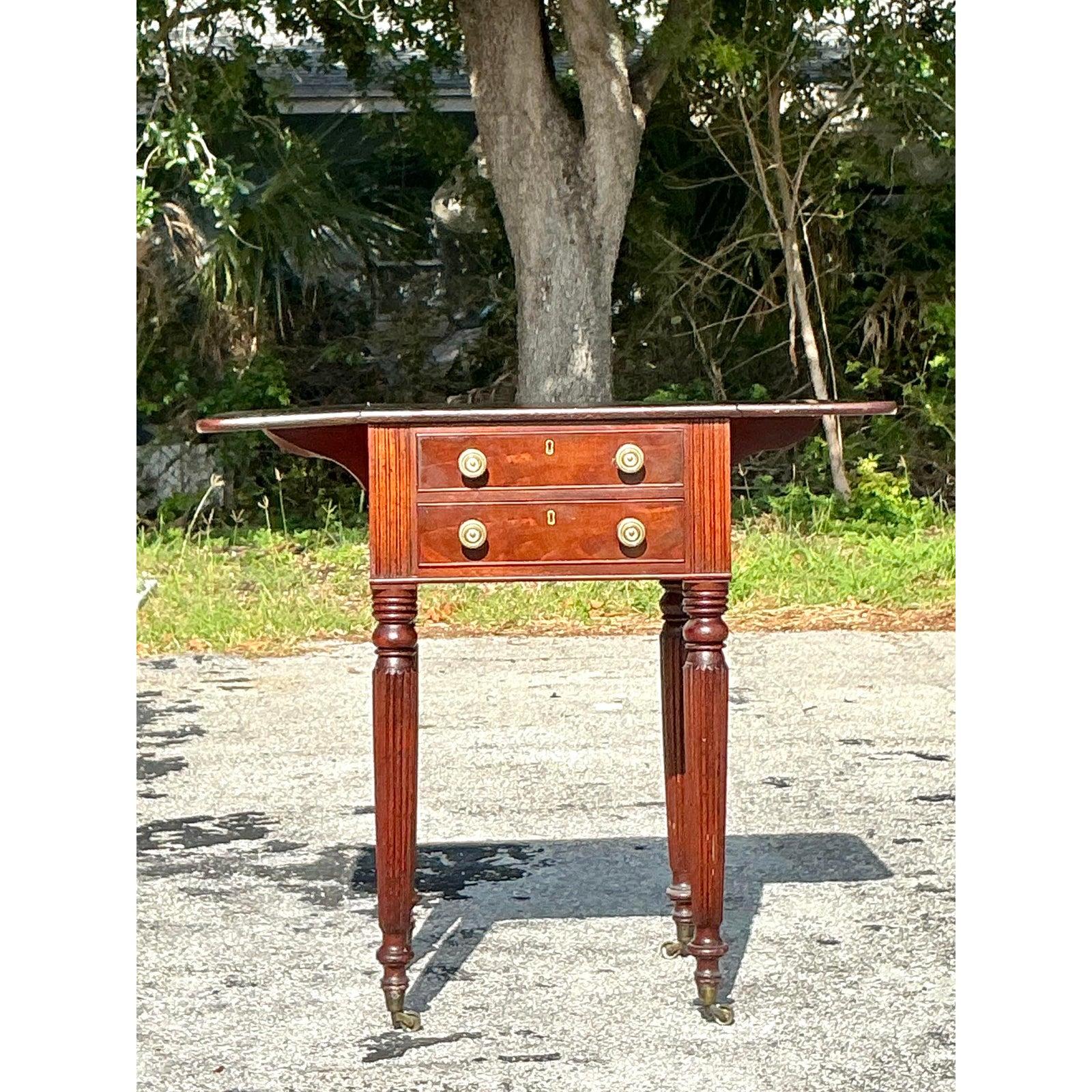 Table d'appoint vintage traditionnelle à plateau rabattable Bon état - En vente à west palm beach, FL