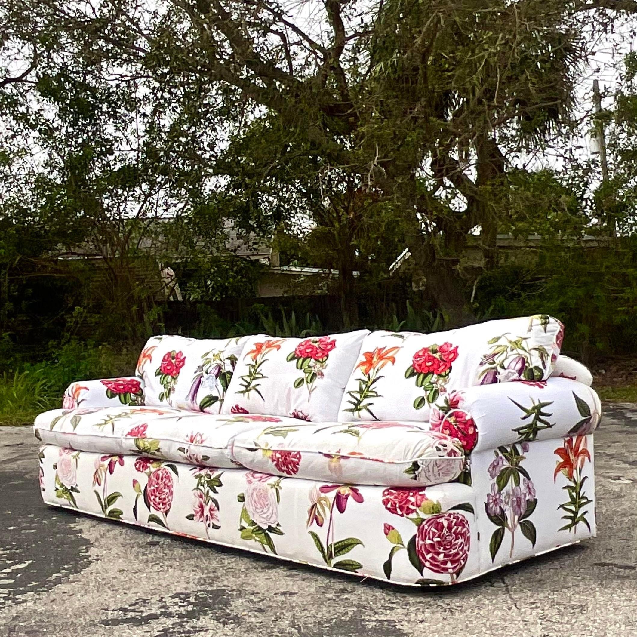 Traditionelles Vintage-Daunensofa mit Blumenmuster im Zustand „Gut“ im Angebot in west palm beach, FL