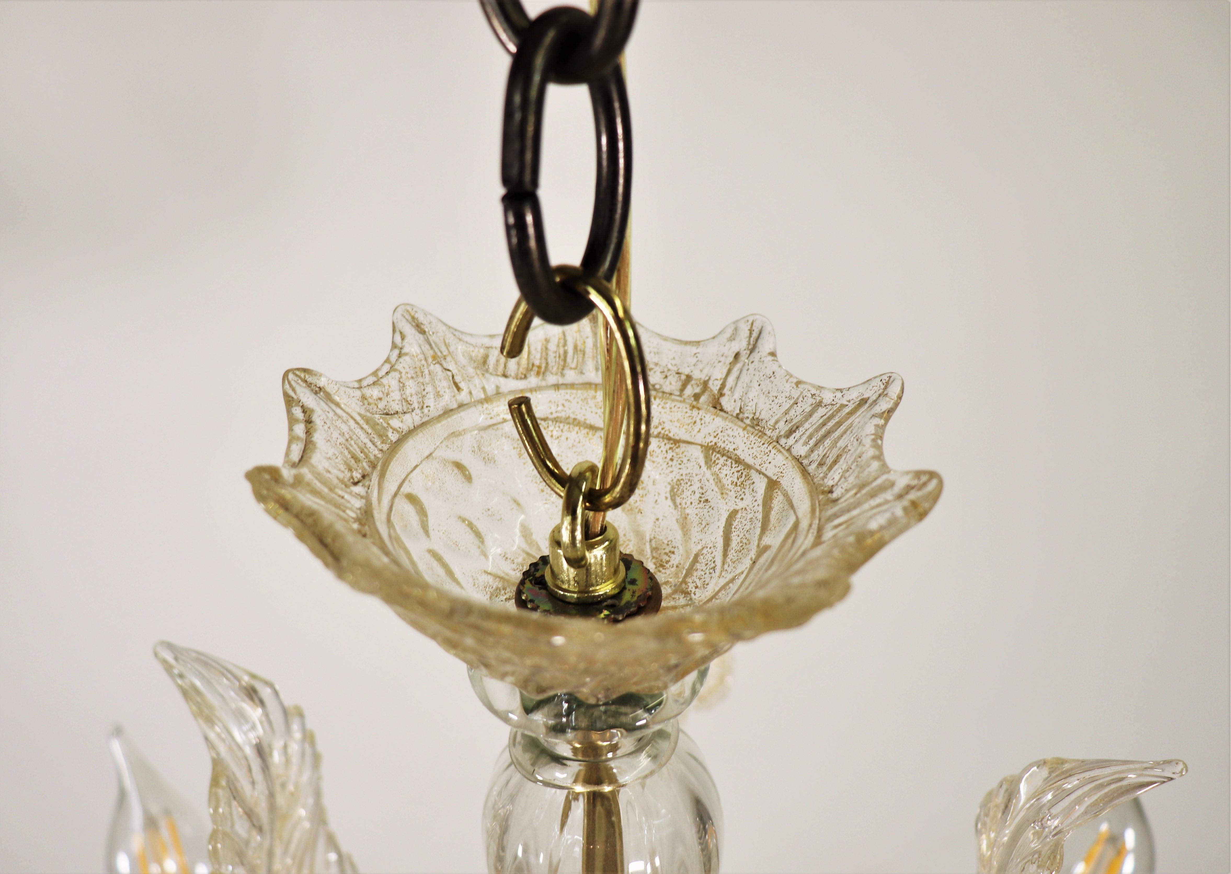 Traditioneller dreiarmiger Vintage-Kronleuchter aus Muranoglas mit Blumenmuster aus 24-karätigem Goldgeflecht (Italienisch) im Angebot