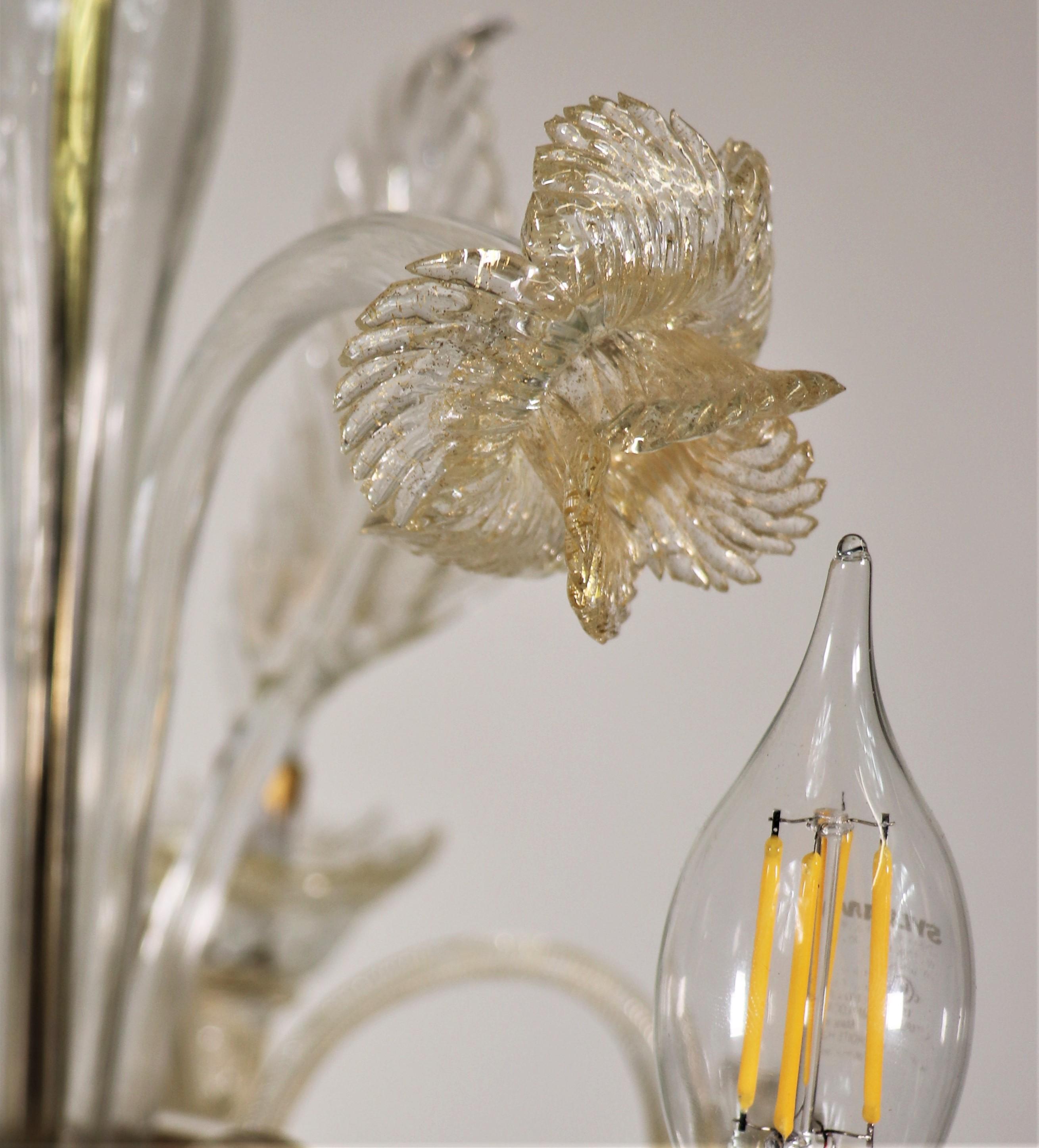 Traditioneller dreiarmiger Vintage-Kronleuchter aus Muranoglas mit Blumenmuster aus 24-karätigem Goldgeflecht im Angebot 1