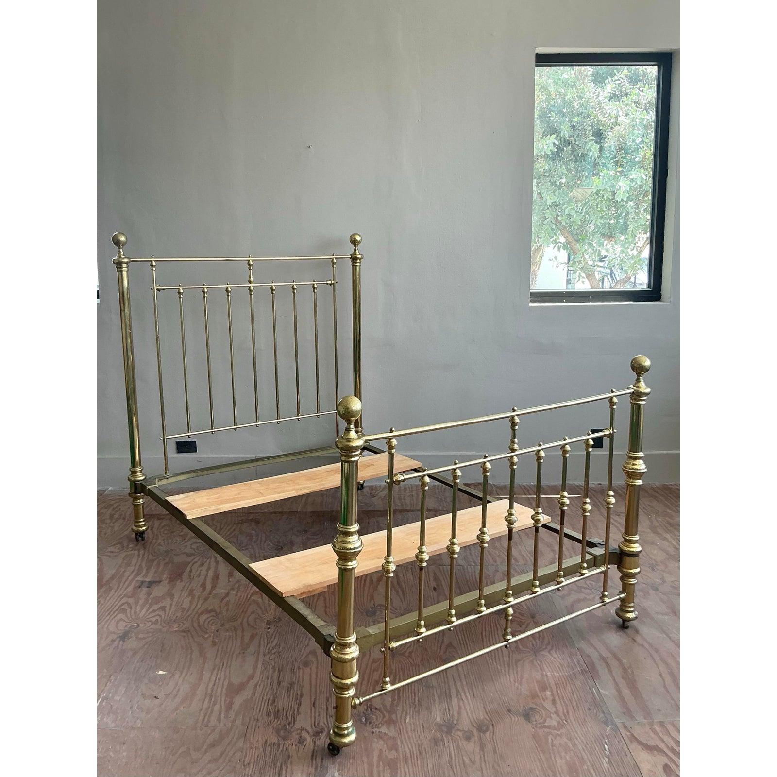 Ancrez votre chambre à coucher avec l'élégance intemporelle de ce superbe lit vintage en laiton de taille normale. Fabriqué de manière experte en laiton massif de haute qualité, ce cadre de lit présente des montants tournés substantiels couronnés de