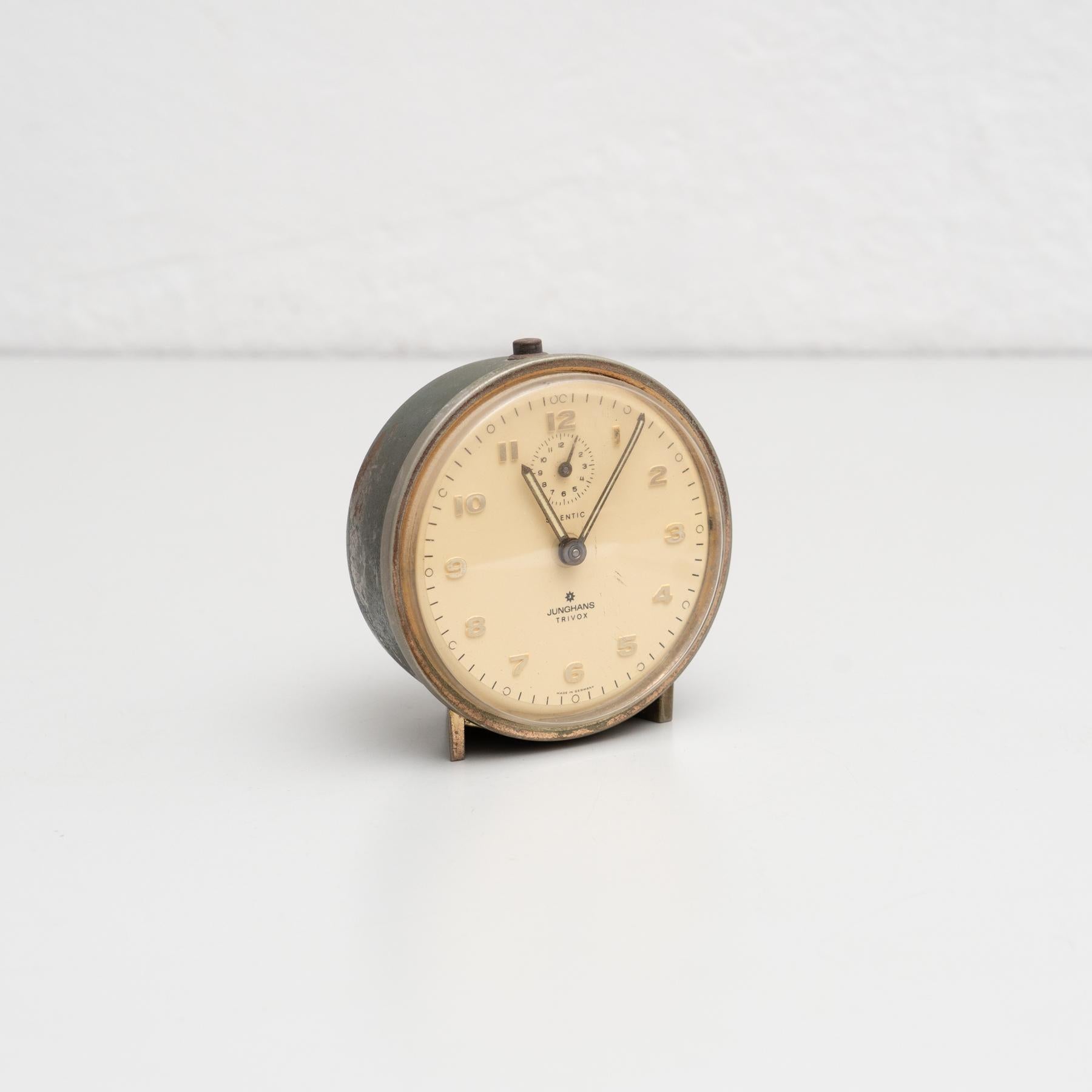 Réveil traditionnel vintage.    Fabriqué par Junghans Company en Allemagne, vers 1960    En état d'origine avec une usure mineure conforme à l'âge et à l'utilisation, préservant une belle patine.    Junghans Uhren GmbH est un fabricant allemand de