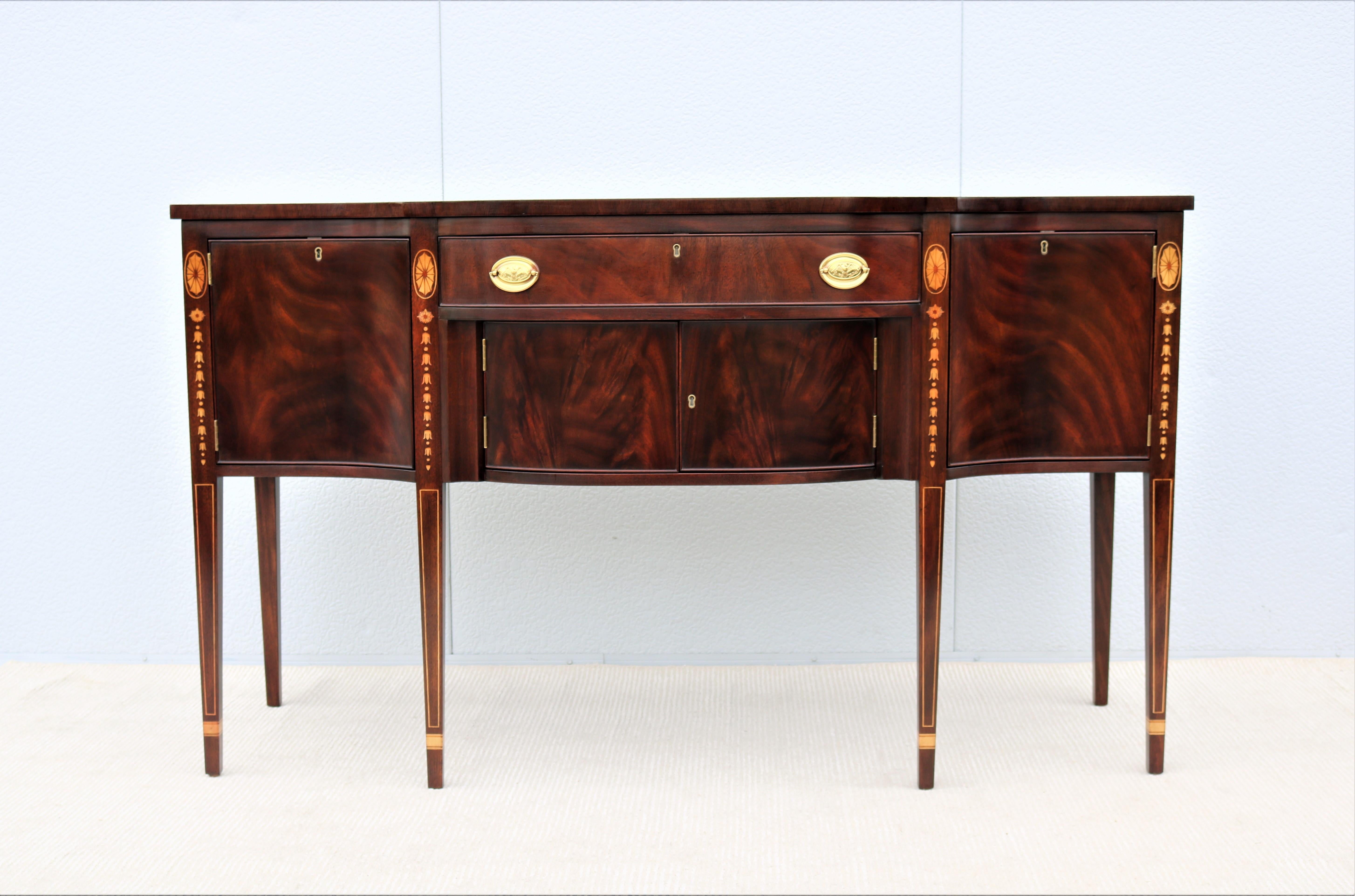 Fabulous vintage traditional Sheraton style mahogany sideboard cabinet.
A classic timeless and luxurious style inspired by the 18th and 19th century design.
The Kittinger furniture company produces the world's finest handcrafted furniture with the