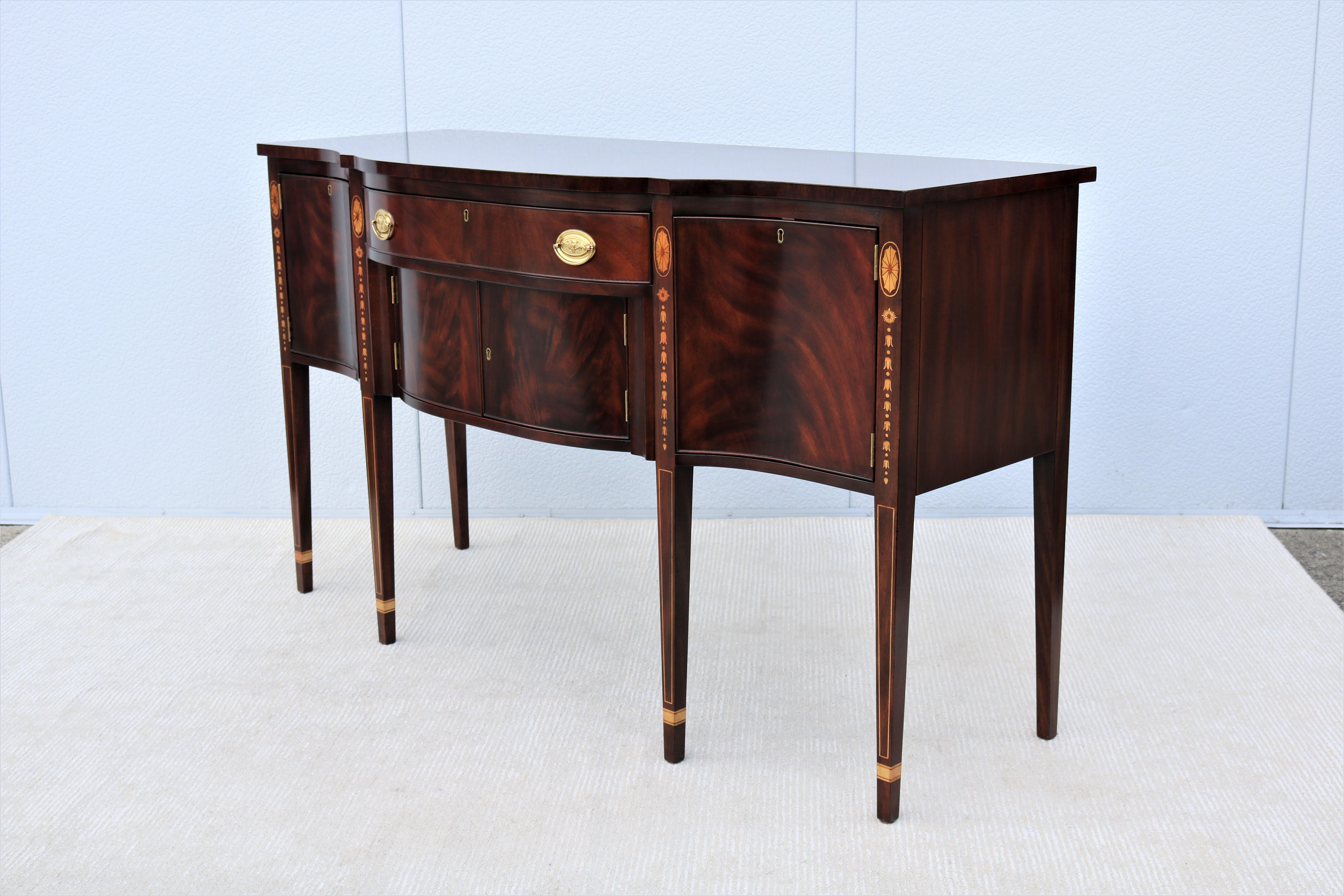 Hand-Carved Vintage Traditional Kittinger Furniture Mahogany Sheraton Sideboard Cabinet For Sale