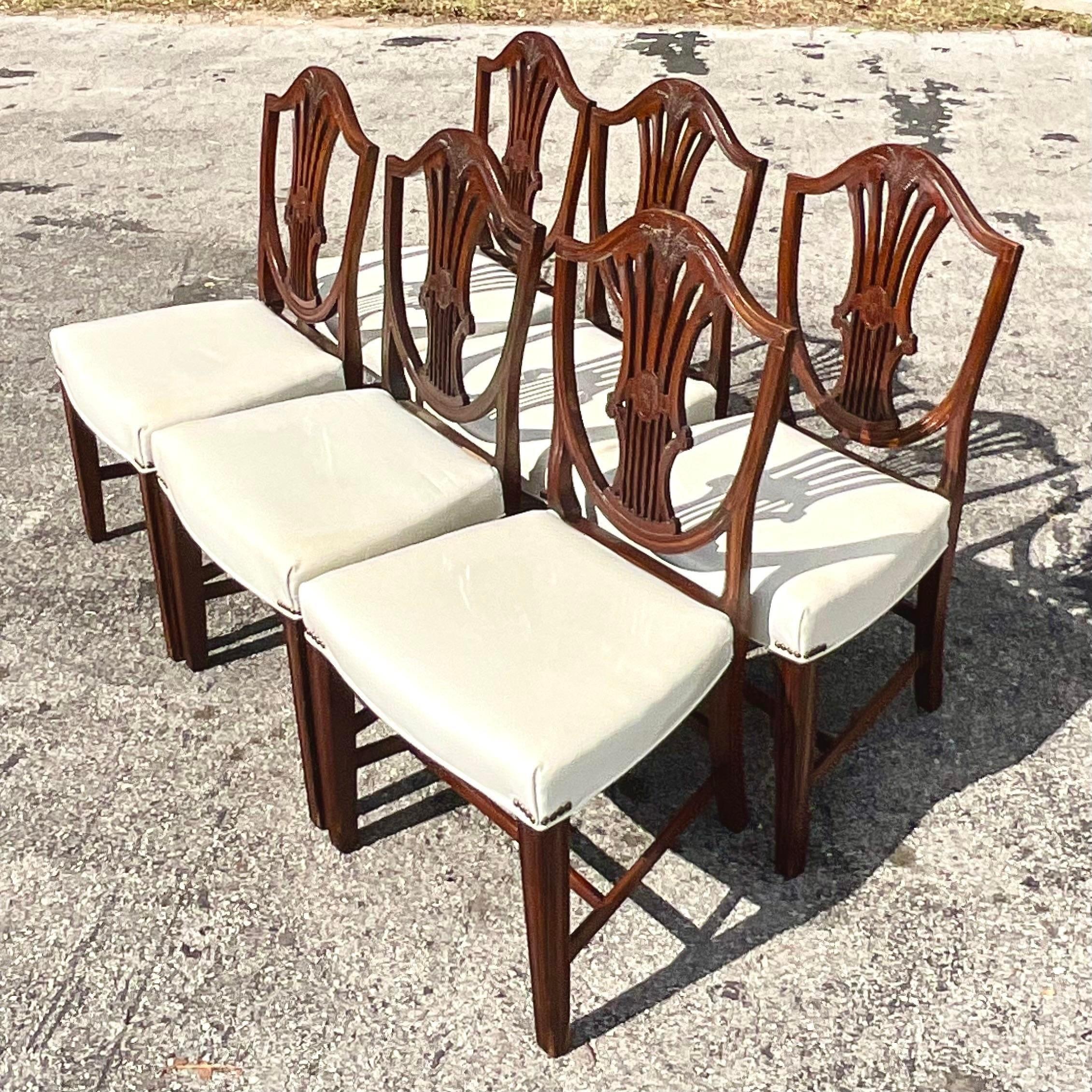 Chaises de salle à manger anciennes anglaises sculptées Hepplewhite Sheild, lot de 6 Bon état - En vente à west palm beach, FL