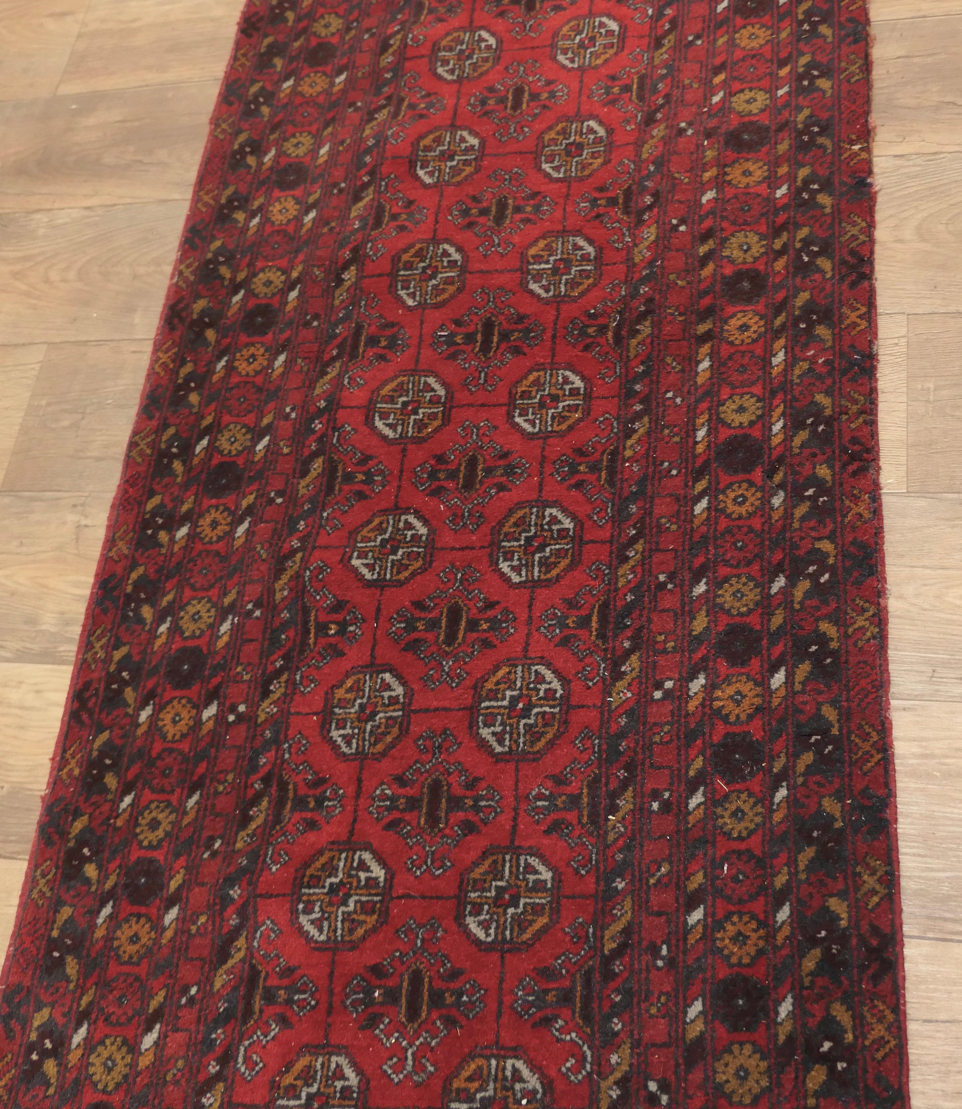 Vintage Traditional Pattern Wool Carpet Runner a Superb Looking Piece In Good Condition For Sale In Chillerton, Isle of Wight