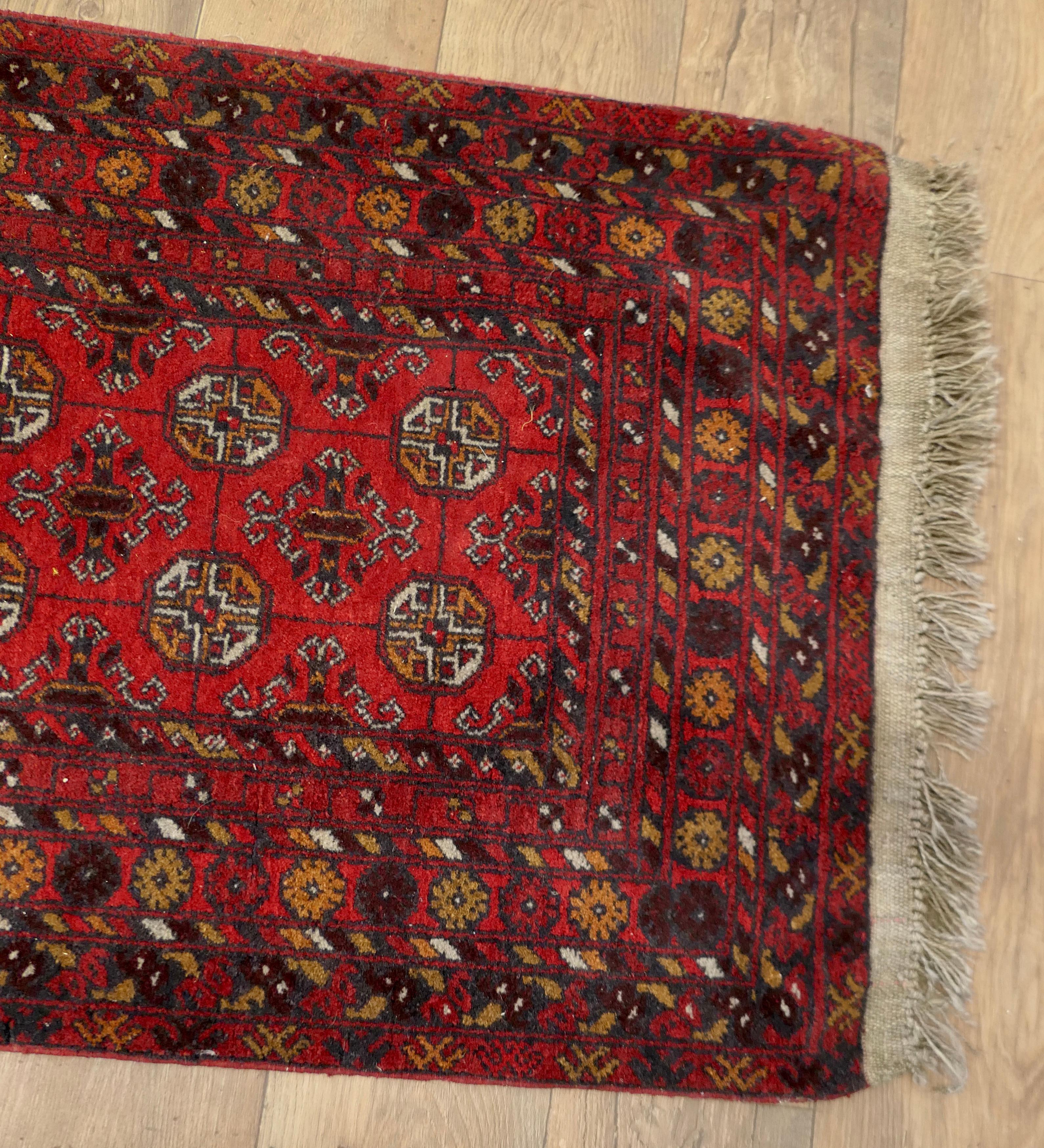 Traditioneller 10ft-Teppich-Läufer aus Wolle mit traditionellem Muster  Ein prächtig aussehendes Stück (20. Jahrhundert) im Angebot