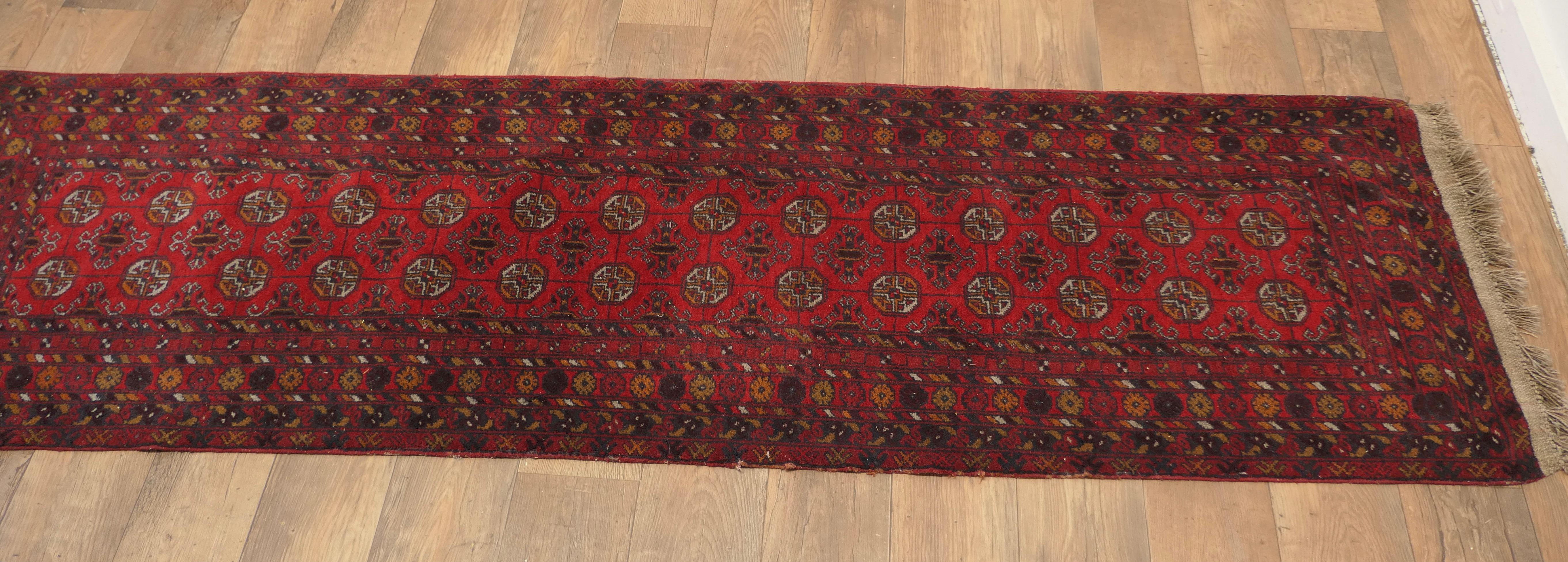 Vintage Traditional Pattern Wool Carpet Runner a Superb Looking Piece For Sale 1