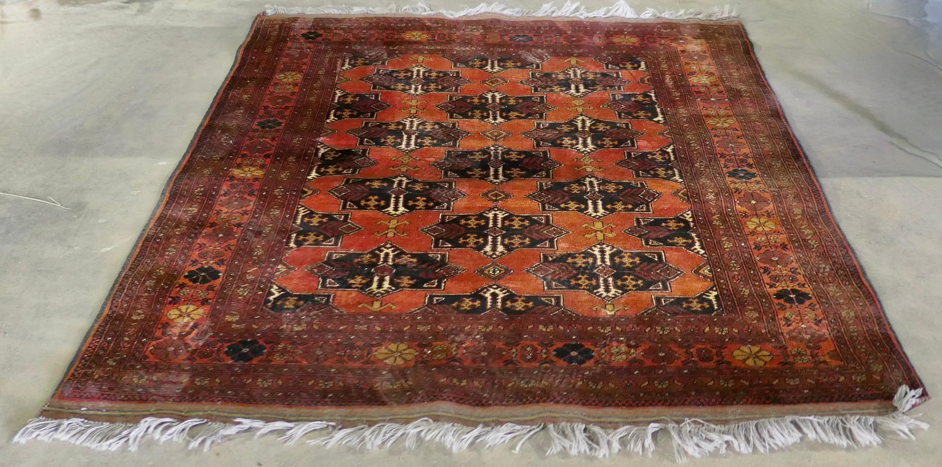 Début du 20ème siècle Tapis en laine vintage à motif traditionnel    Une pièce superbe en vente