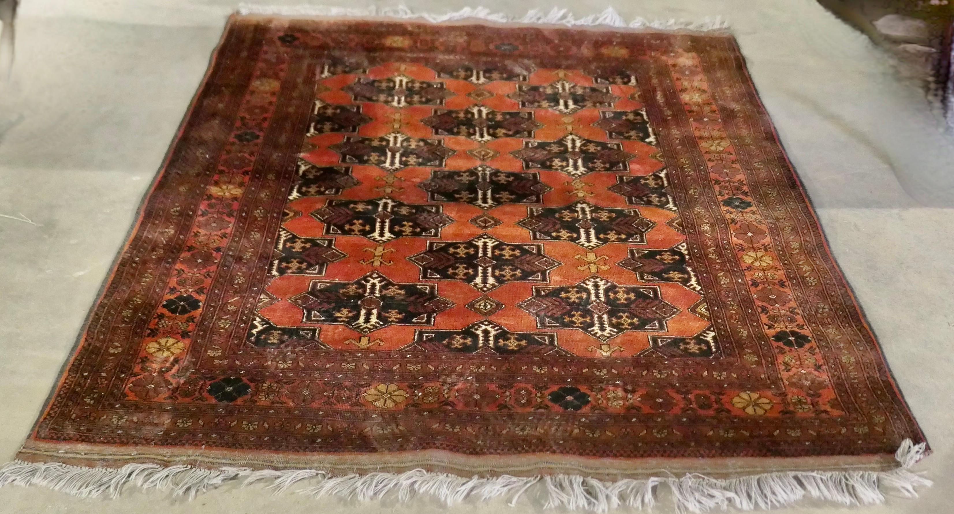 Tapis en laine vintage à motif traditionnel    Une pièce superbe en vente 1