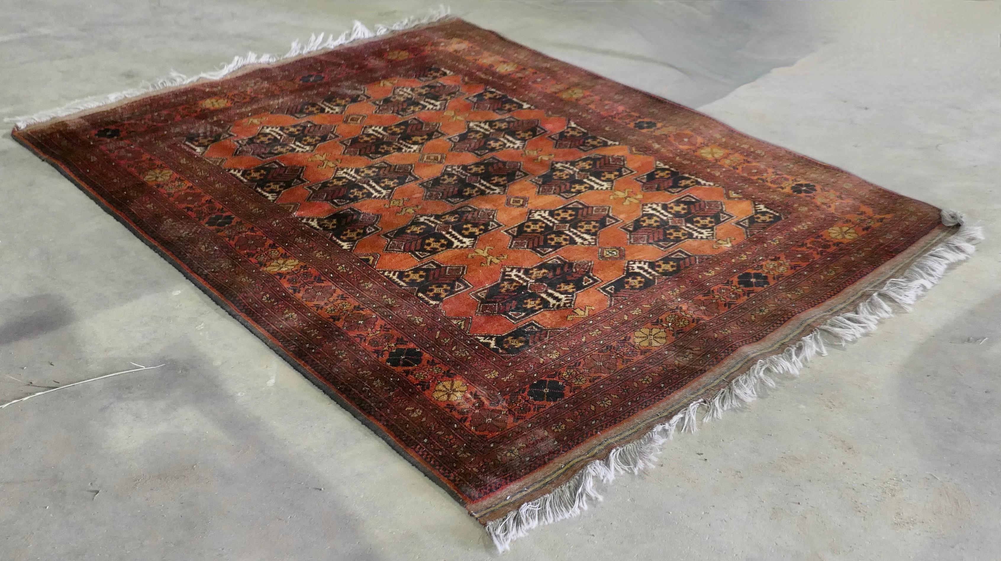 Tapis en laine vintage à motif traditionnel    Une pièce superbe en vente 2