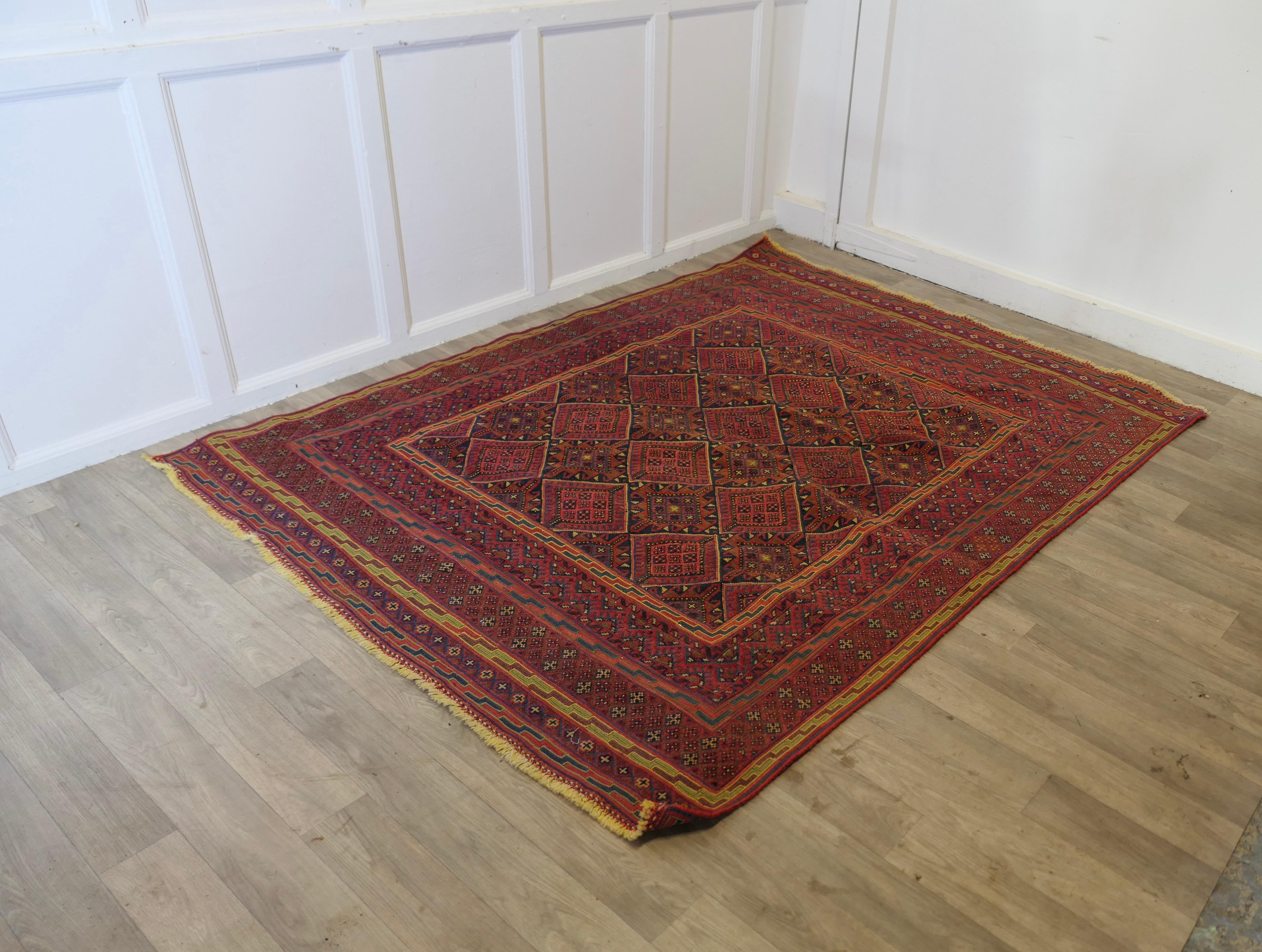 Tapis en laine à motif traditionnel d'époque

Cette superbe pièce datant d'environ 1920 présente une belle palette de couleurs rouges chaudes et mélangées.  

Cette pièce est en bon état général, elle a de bonnes franges, même si elles sont courtes,