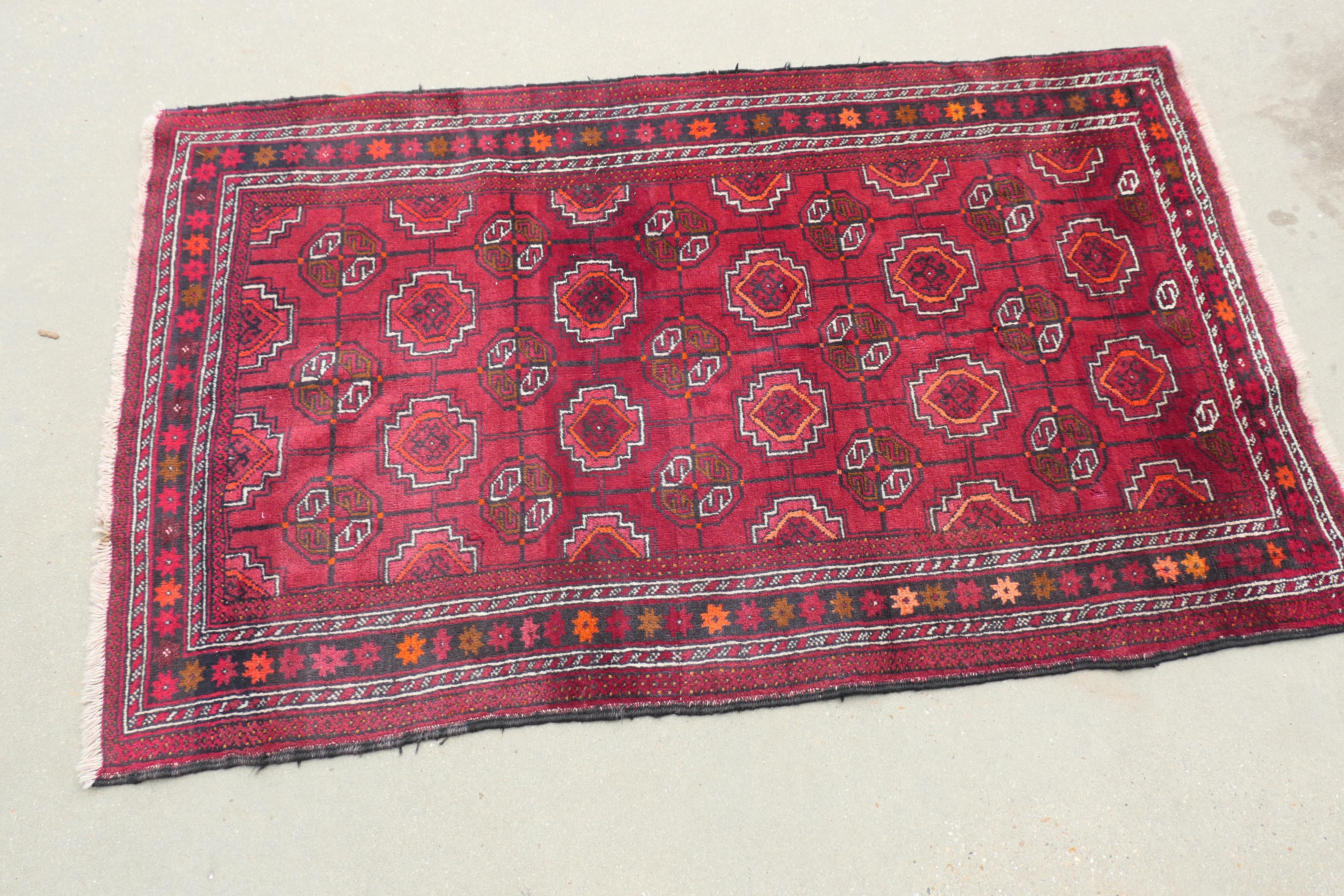 
Traditioneller Vintage-Teppich aus Wolle mit Muster

Ein prächtig aussehendes Stück aus der Zeit um 1920 mit einer schönen warmen, gemischten roten Farbpalette  

Dieses Stück ist in gutem gebrauchten Zustand, es hat kurze Fransen, es hat sehr