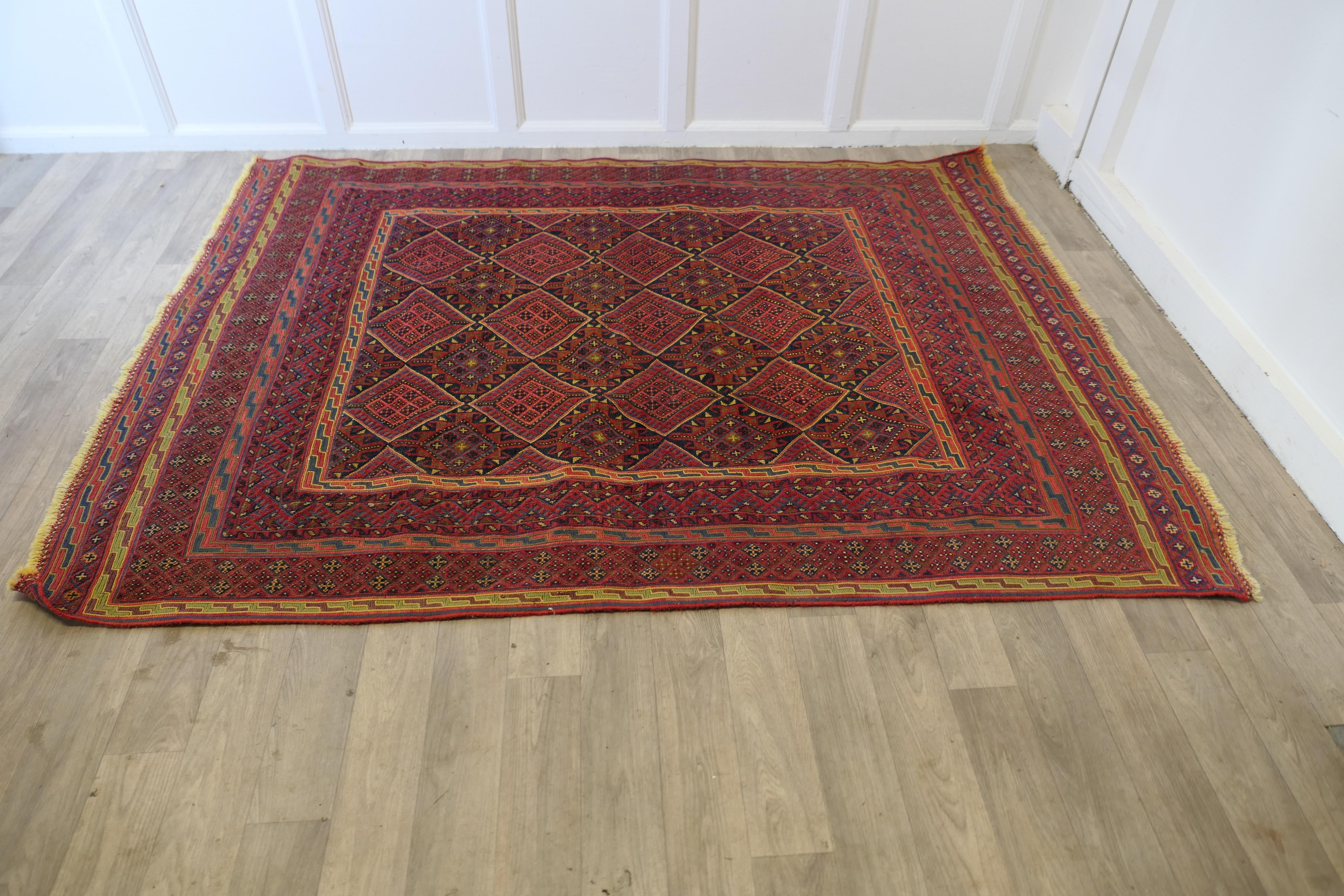 Bohème Tapis en laine à motif traditionnel d'époque  Une pièce superbe en vente