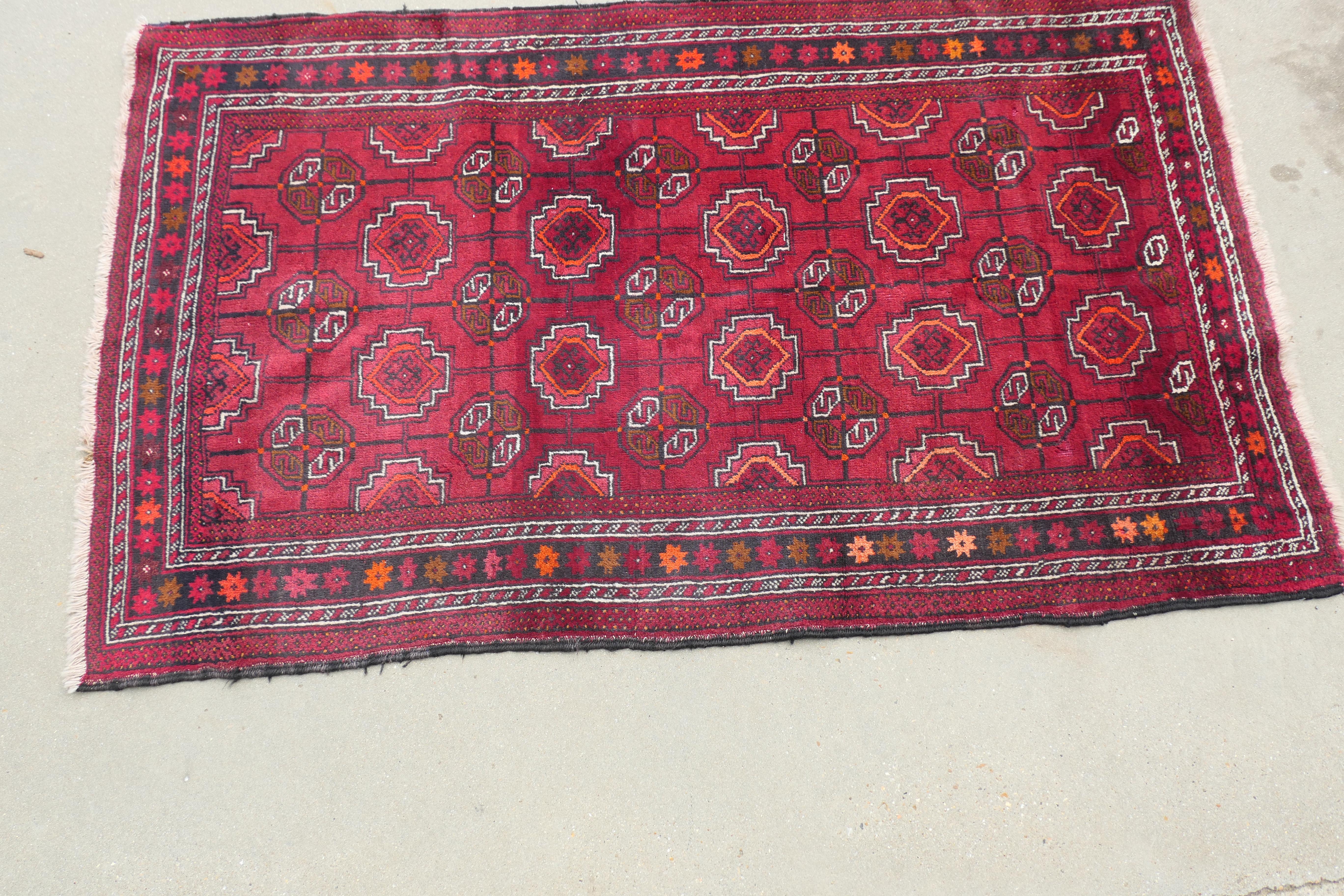 Traditioneller Vintage-Teppich aus Wolle mit Muster  Ein prächtig aussehendes Stück (Anglo-indisch) im Angebot