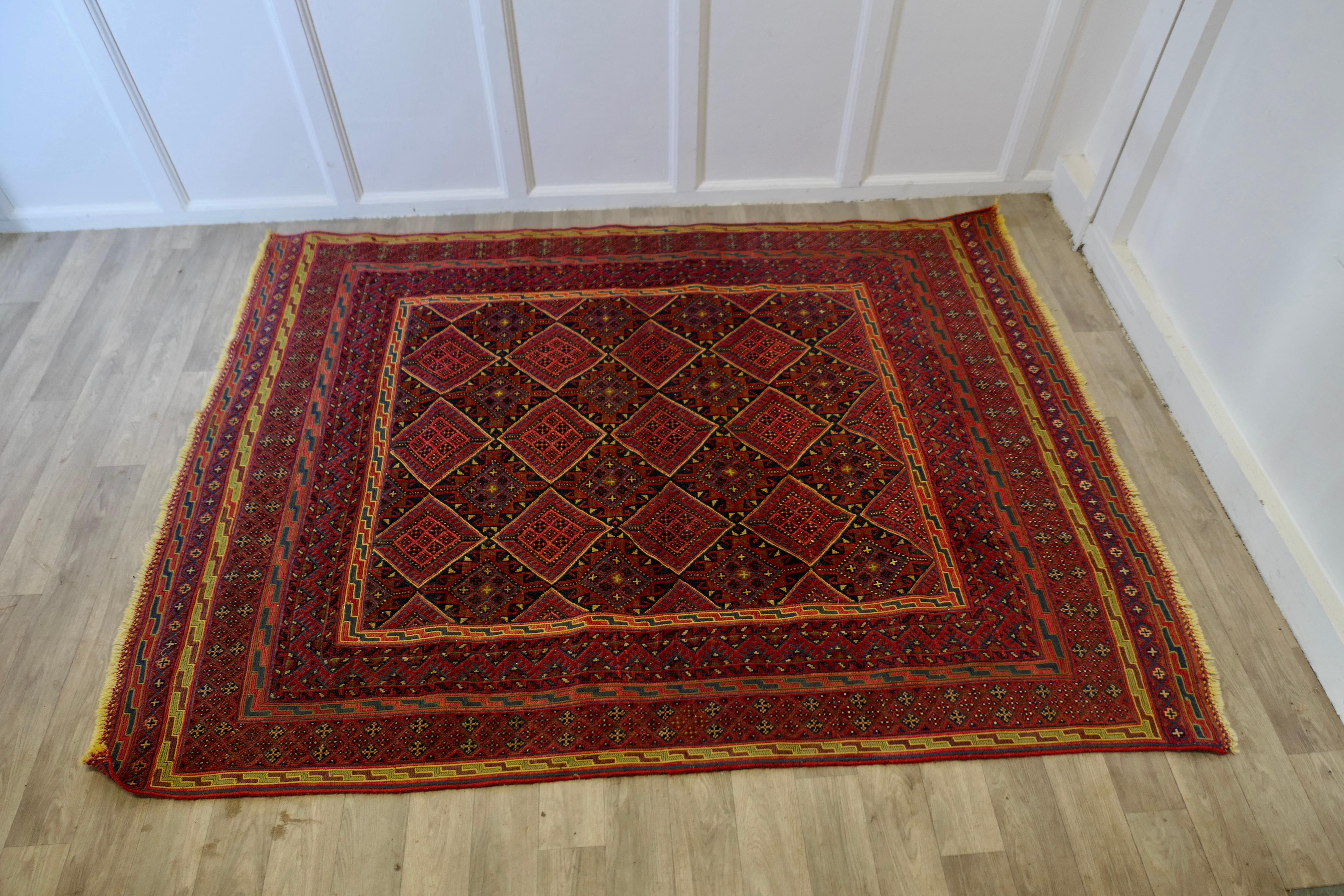 Tapis en laine à motif traditionnel d'époque  Une pièce superbe Bon état - En vente à Godshill, Isle of Wight