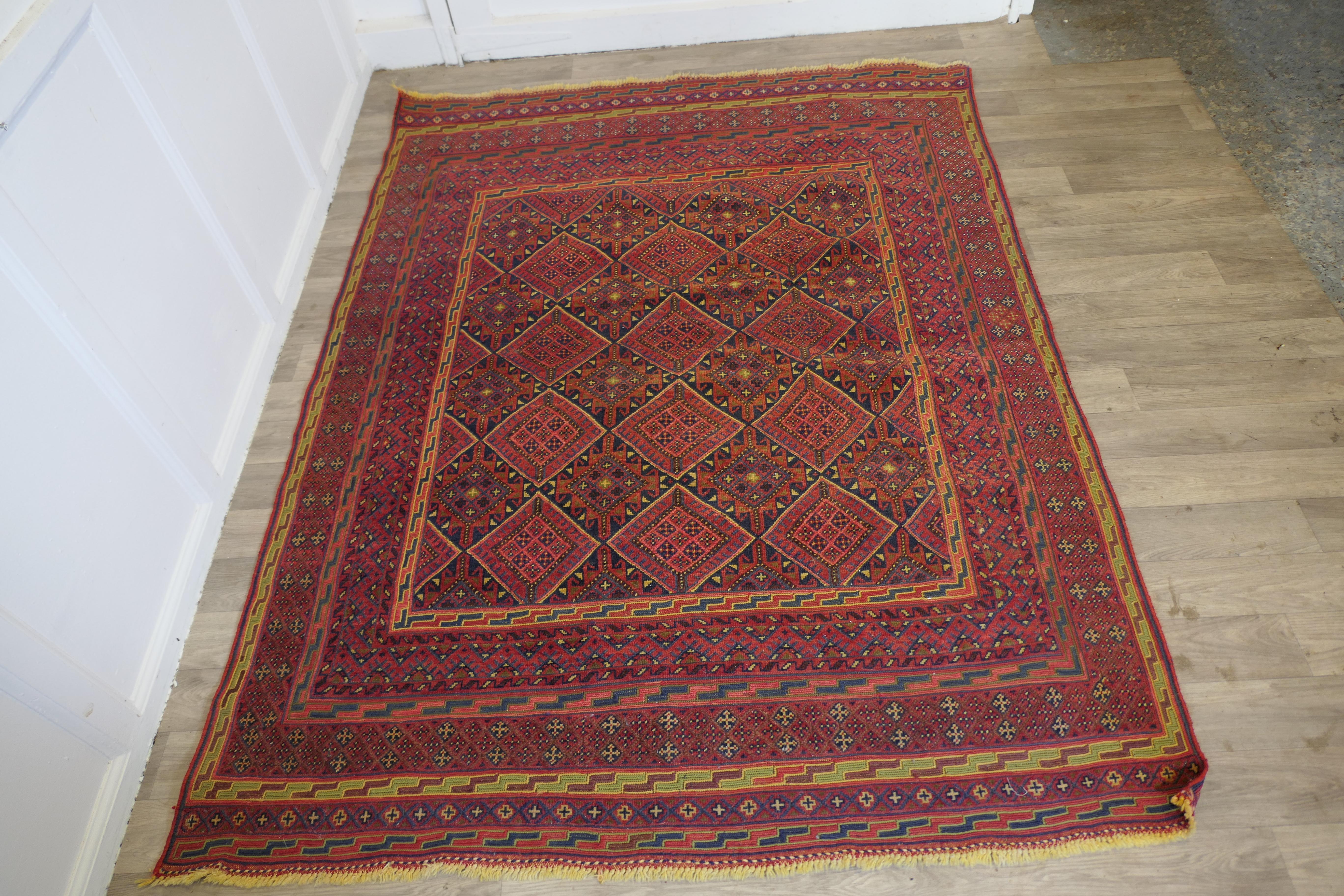 Début du 20ème siècle Tapis en laine à motif traditionnel d'époque  Une pièce superbe en vente