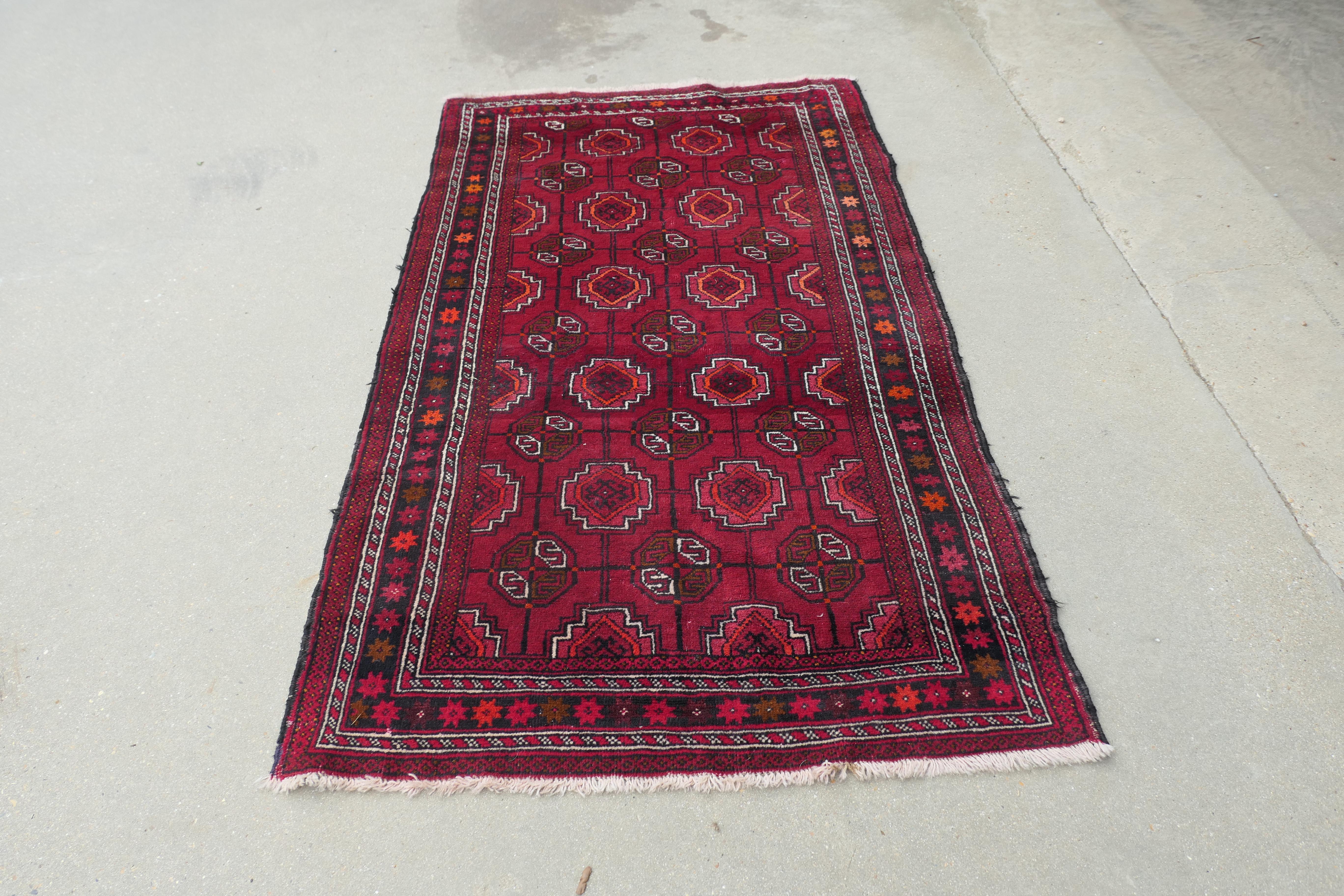 Traditioneller Vintage-Teppich aus Wolle mit Muster  Ein prächtig aussehendes Stück im Angebot 1