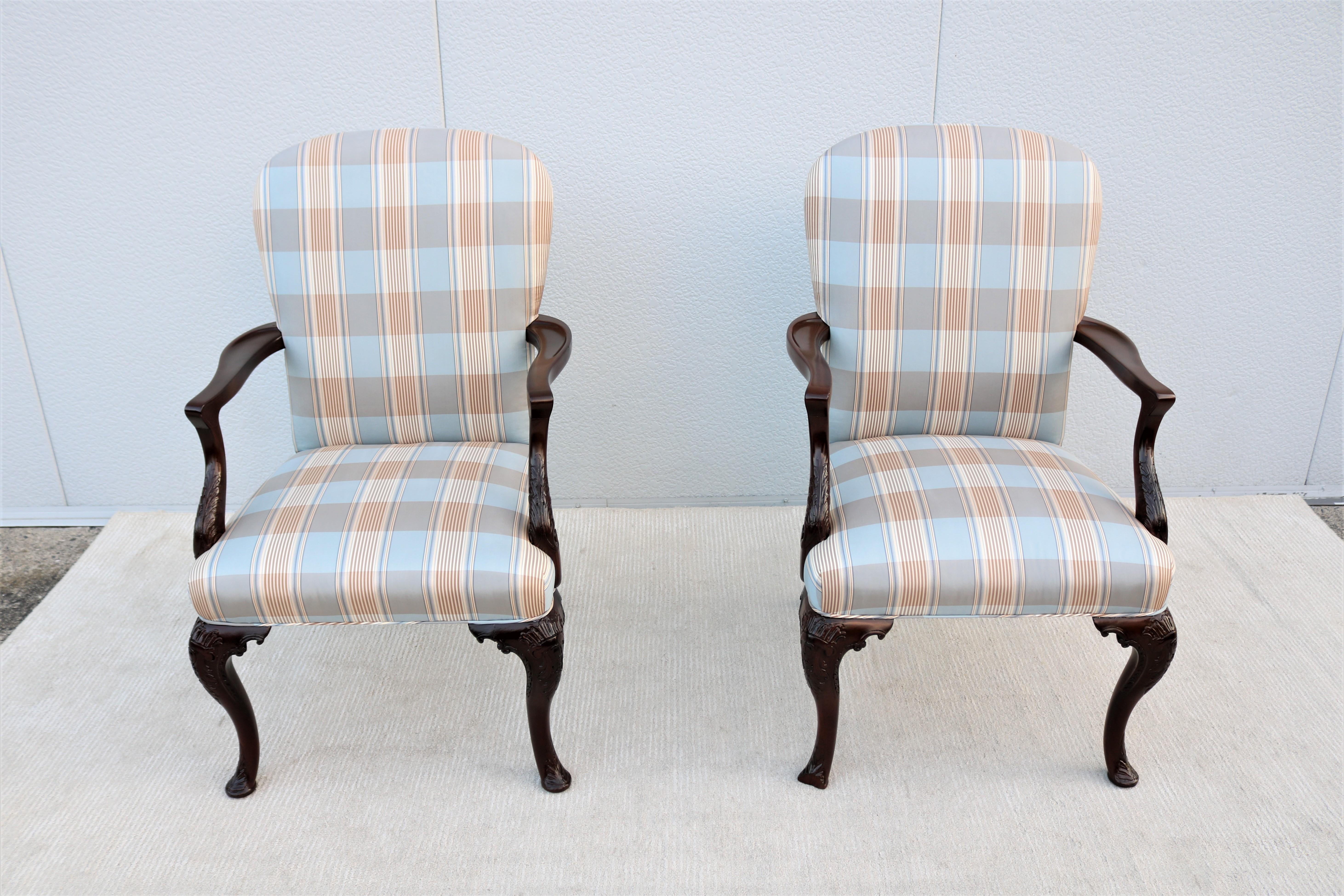 Diese fabelhaften offenen Sessel im klassischen englischen Queen Anne-Stil sind außergewöhnlich gestaltet und handgefertigt.
Ein klassischer, zeitloser und luxuriöser Stil, inspiriert von Stücken der amerikanischen und europäischen Antike aus dem