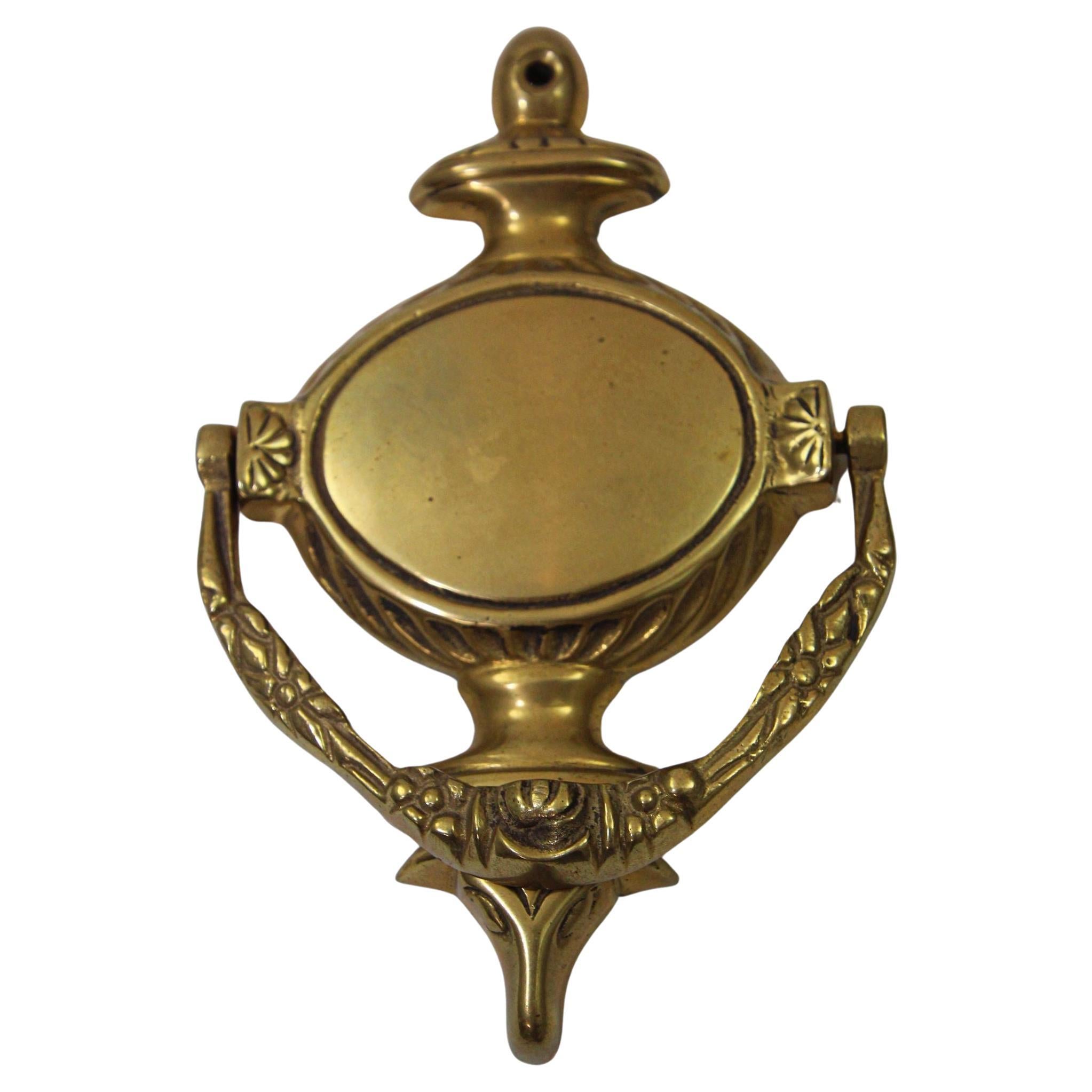 Knocker de porte vintage traditionnel de style Régence en laiton en vente