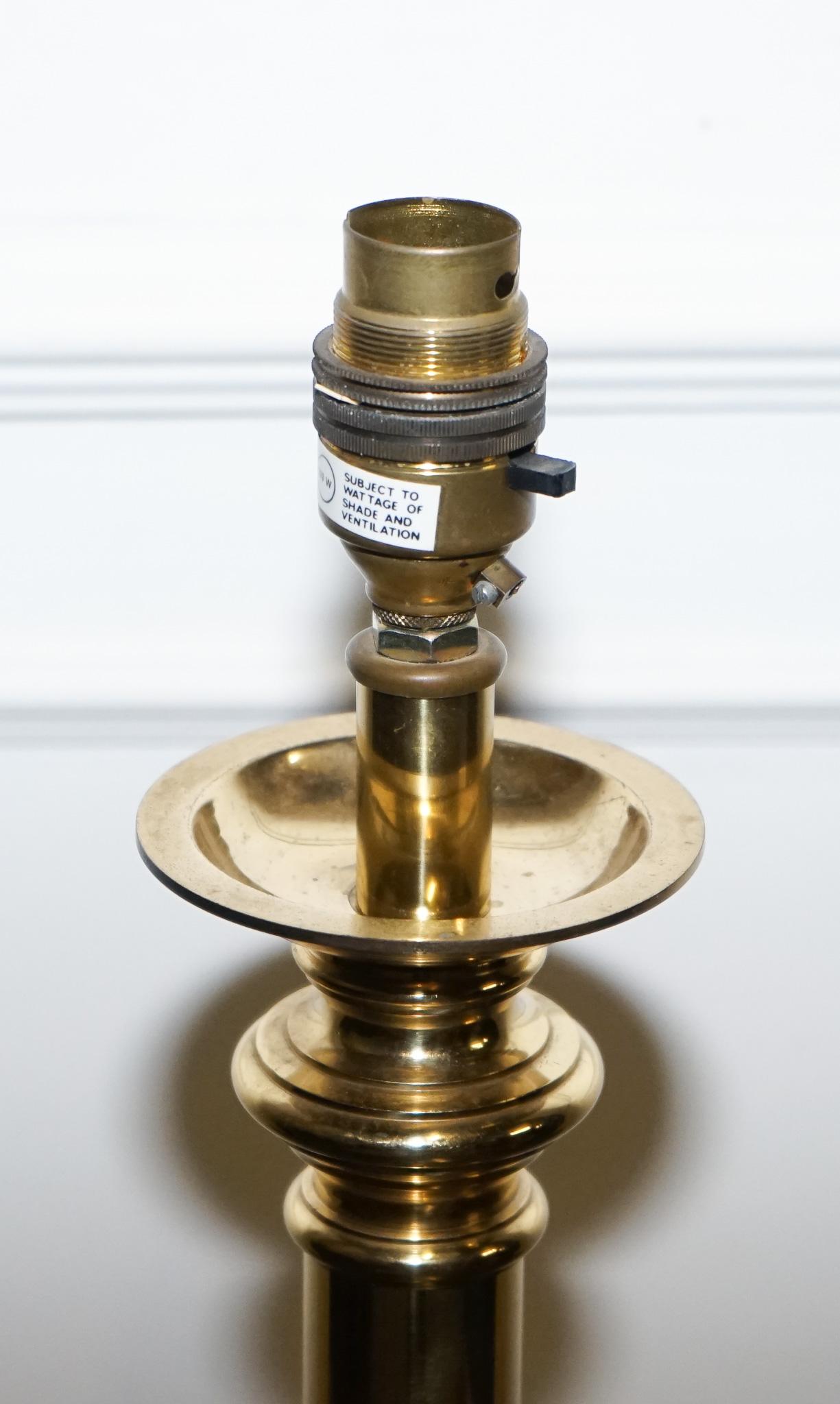 Hand-Crafted VINTAGE TRADITIONAL REGENCY STYLE SOLiD BRASS TABLE LAMP FLUTED HEXAGONAL BASE For Sale