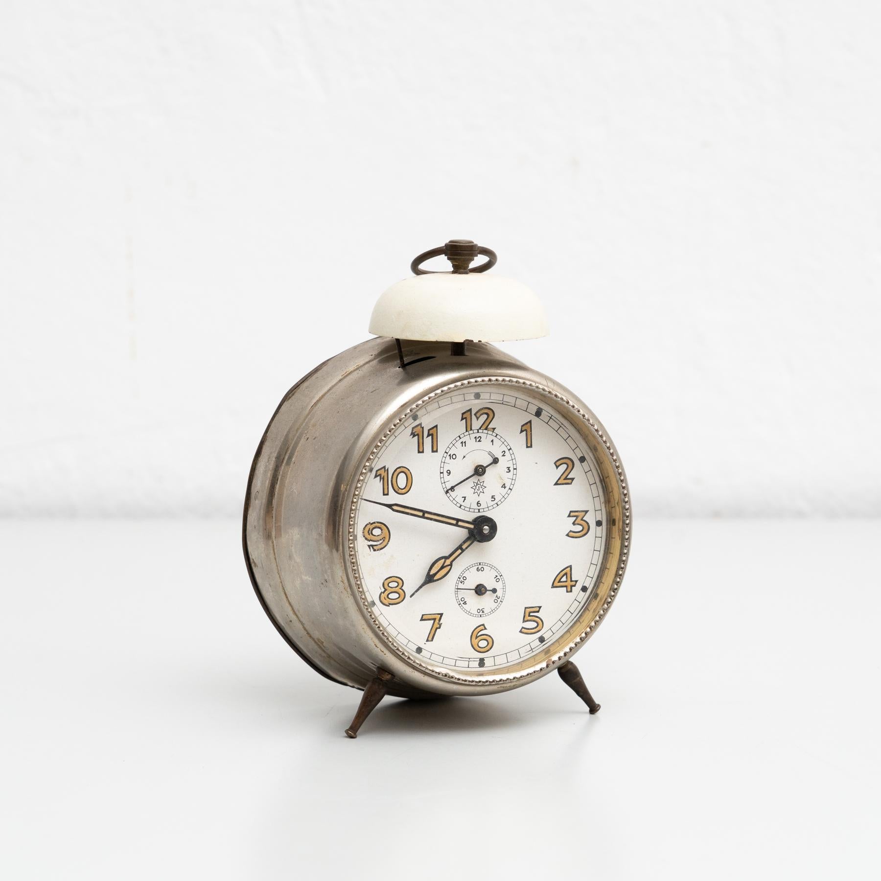 Vintage Spanish traditional alarm clock.

Manufactured by unknown company in Spain circa 1960.

In original condition with minor wear consistent of age and use, preserving a beautiful patina.

Materials:
Metal.