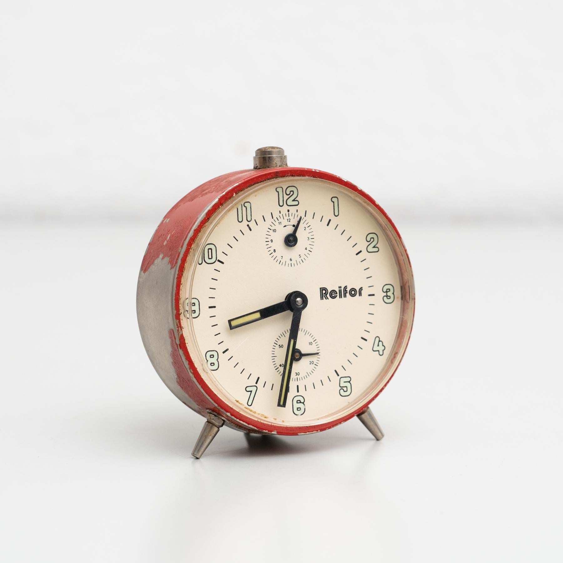 Vintage Spanish traditional alarm clock.

Manufactured by Reifor company in Spain circa 1960.

In original condition with minor wear consistent of age and use, preserving a beautiful patina.

Materials:
Metal.