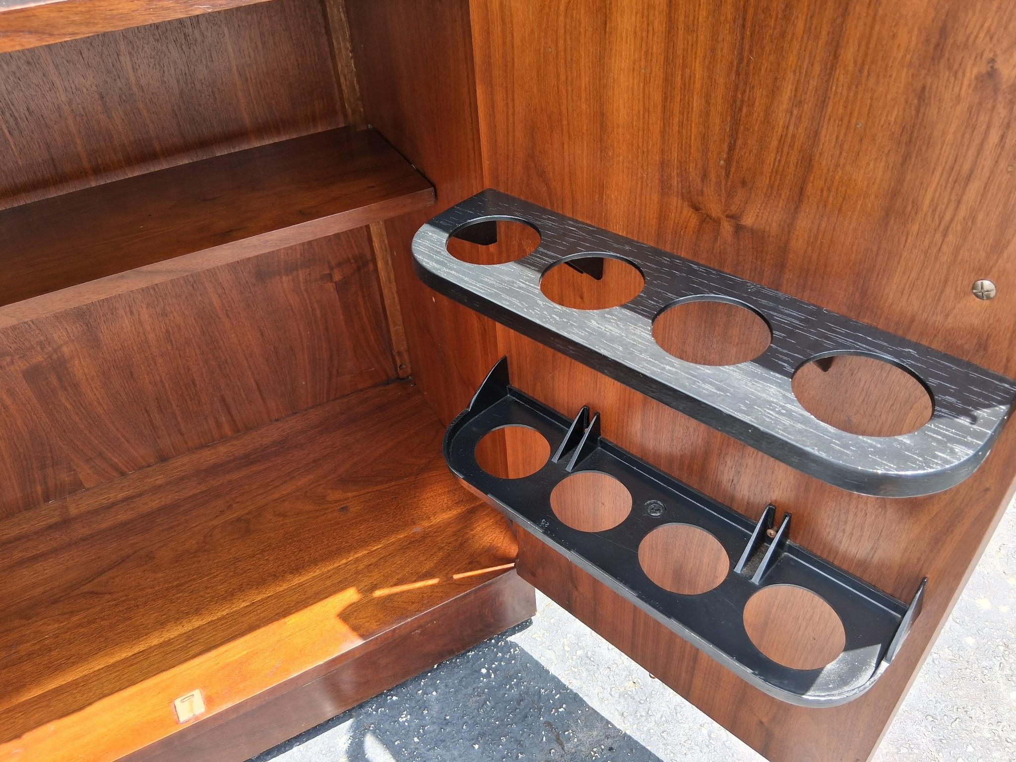 Armario seco para bar de estilo tradicional vintage by Lane Furniture Company en venta 6