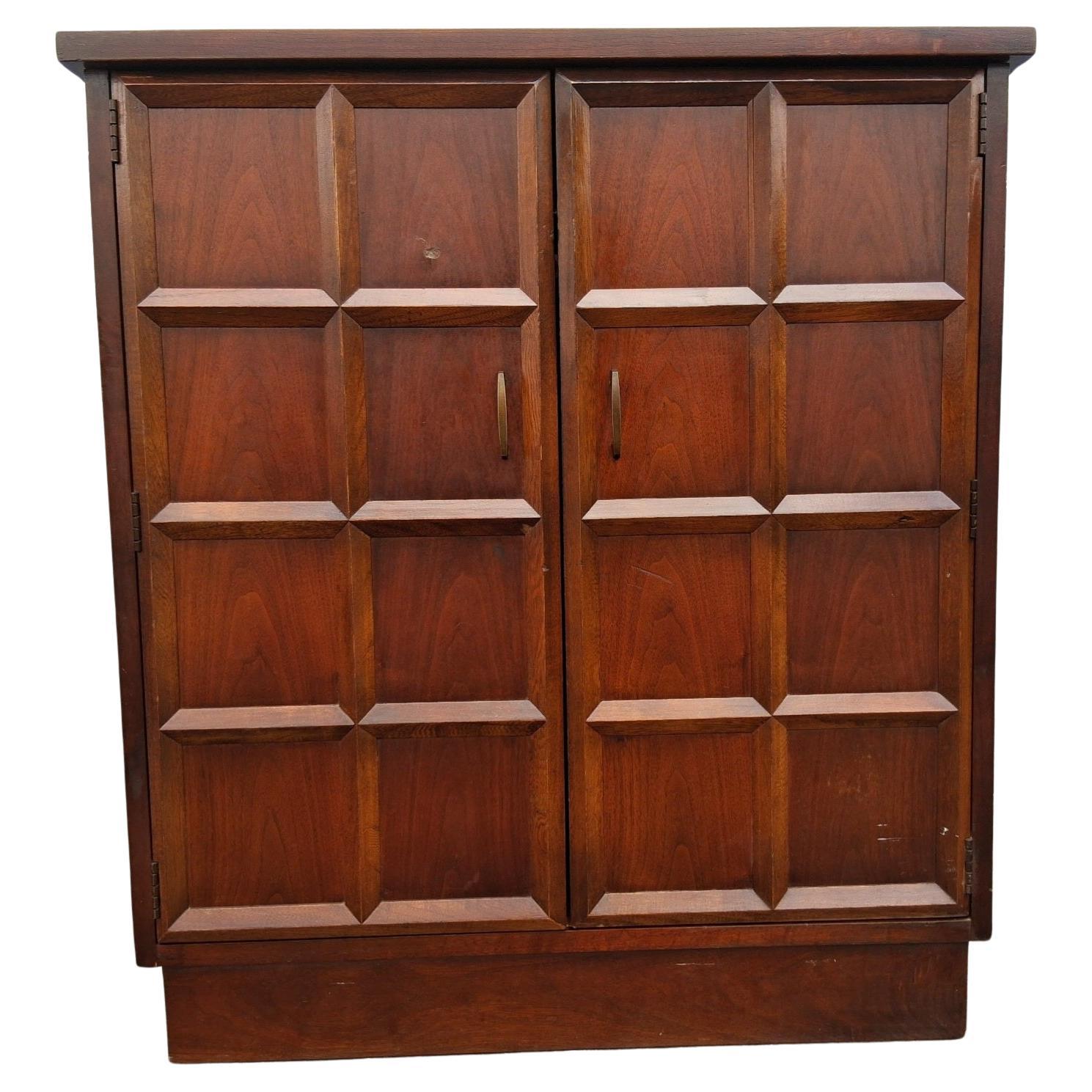 Armario seco para bar de estilo tradicional vintage de los años 70, de Lane Furniture Company. Las puertas se abren para dejar a la vista botellas/vasos y suministros. Muy buen estado. Compra de propiedades en Miami Beach.