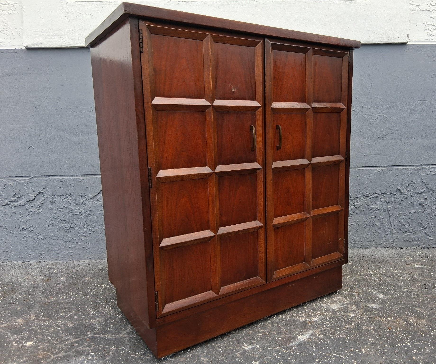 Armario seco para bar de estilo tradicional vintage by Lane Furniture Company Moderno de mediados de siglo en venta
