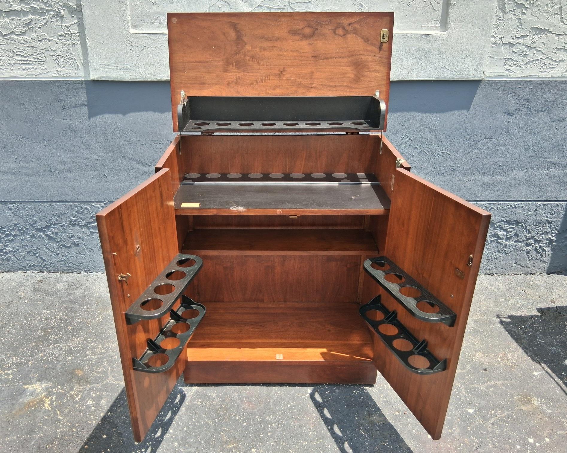 Armario seco para bar de estilo tradicional vintage by Lane Furniture Company Estadounidense en venta