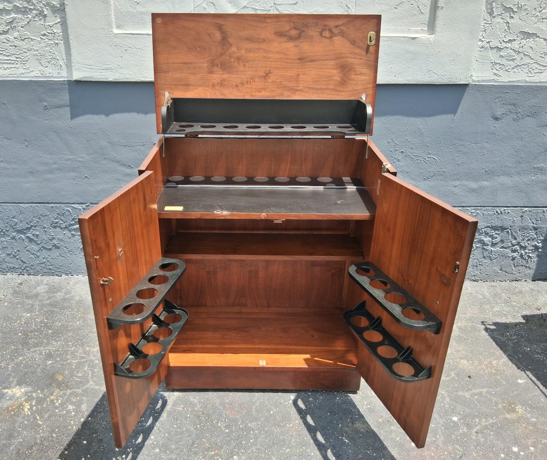 Armario seco para bar de estilo tradicional vintage by Lane Furniture Company finales del siglo XX en venta