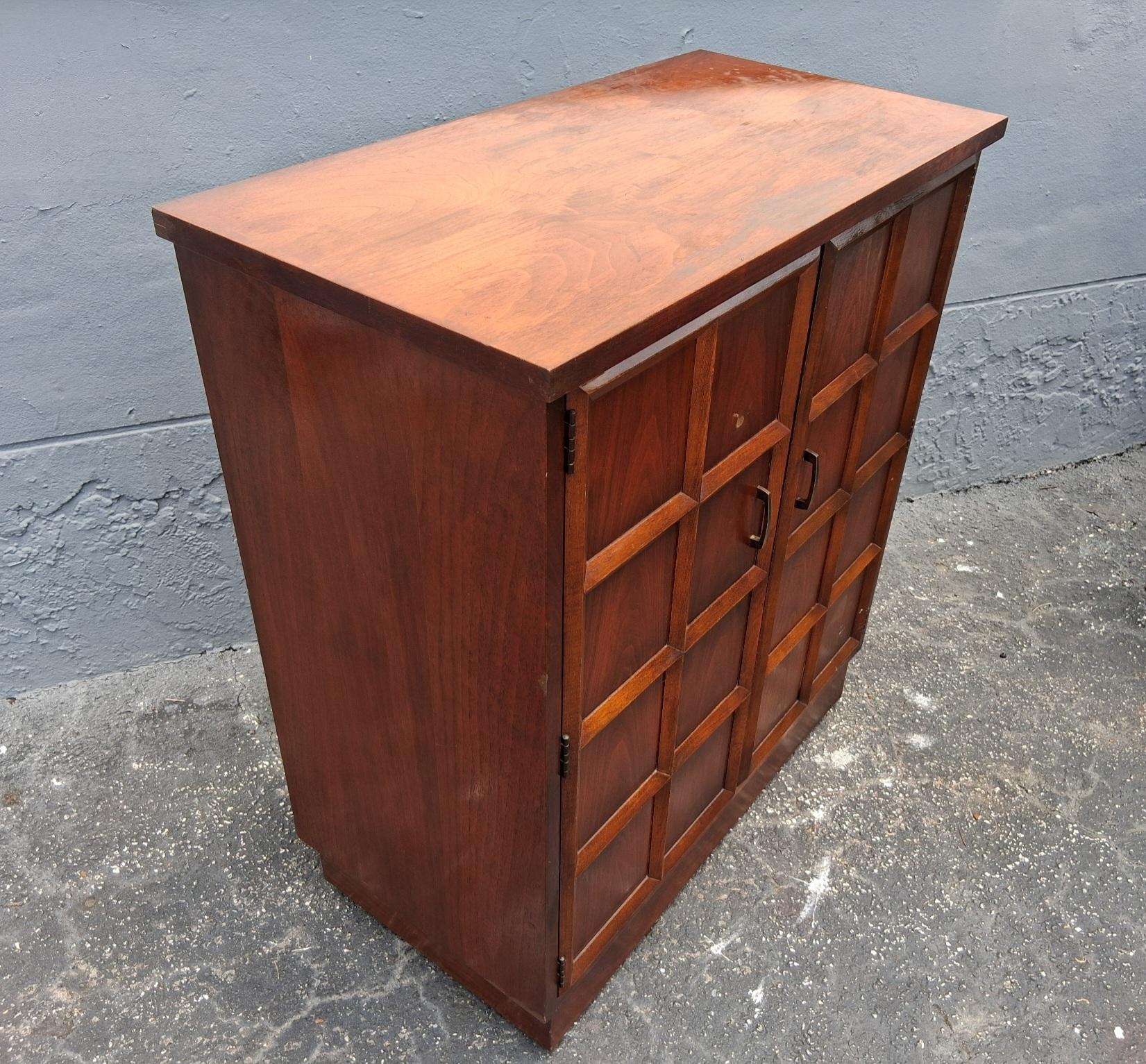 Armario seco para bar de estilo tradicional vintage by Lane Furniture Company Nogal en venta
