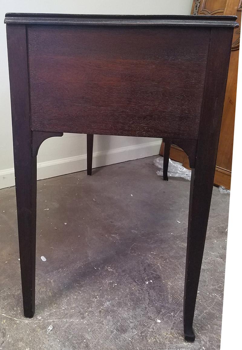 Vintage Traditional Style Writing Desk In Good Condition In Livingston, NJ
