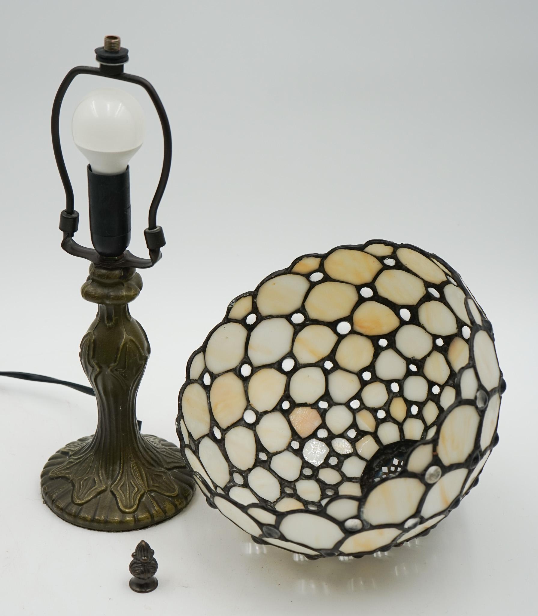 VINTAGE TRADITIONELLE TIFFANY-TISCHLAMPE WEISSER SCHIRM AUS STAINED GLAS (Britisch) im Angebot