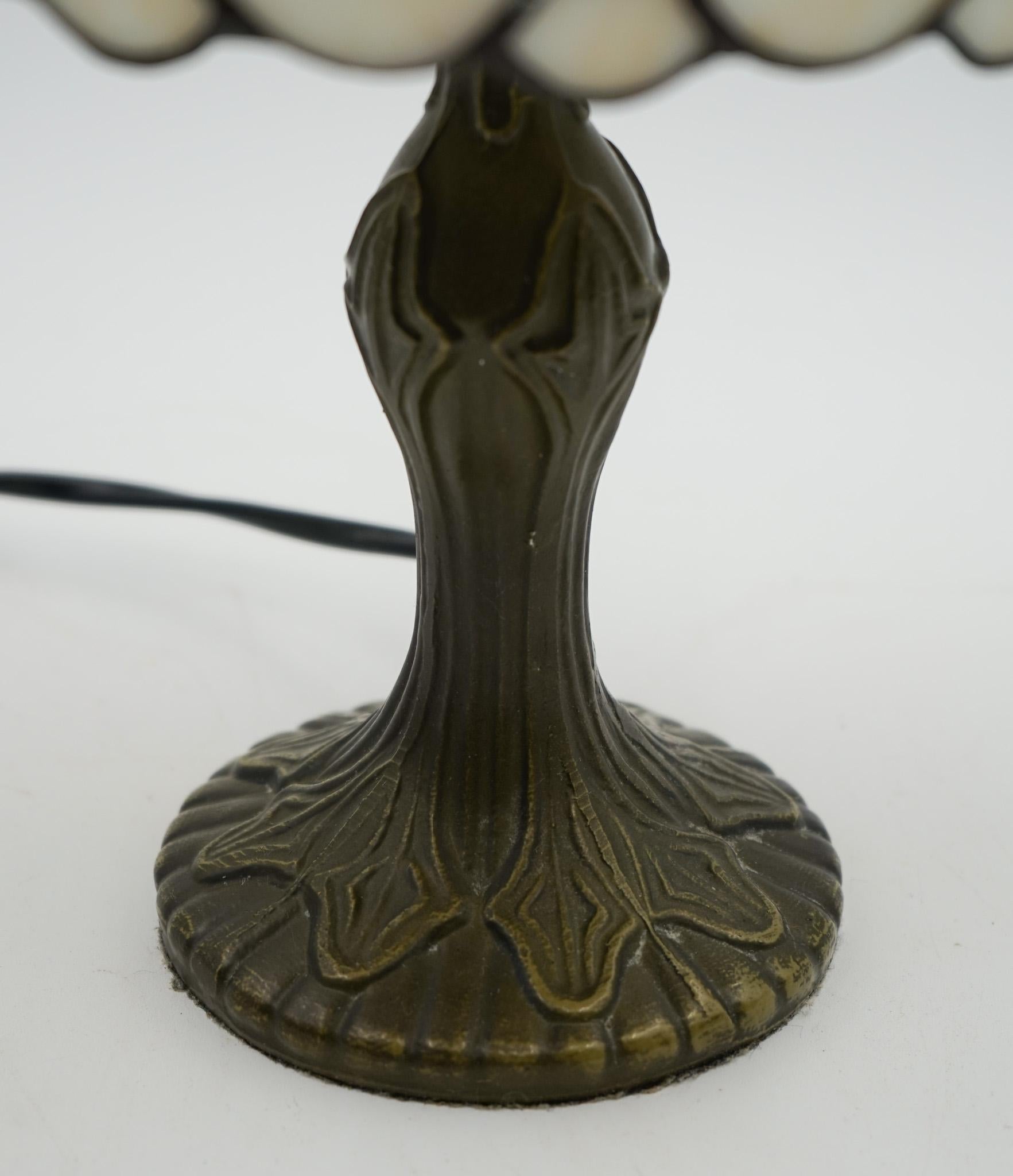 VINTAGE TRADITIONELLE TIFFANY-TISCHLAMPE WEISSER SCHIRM AUS STAINED GLAS (Handgefertigt) im Angebot