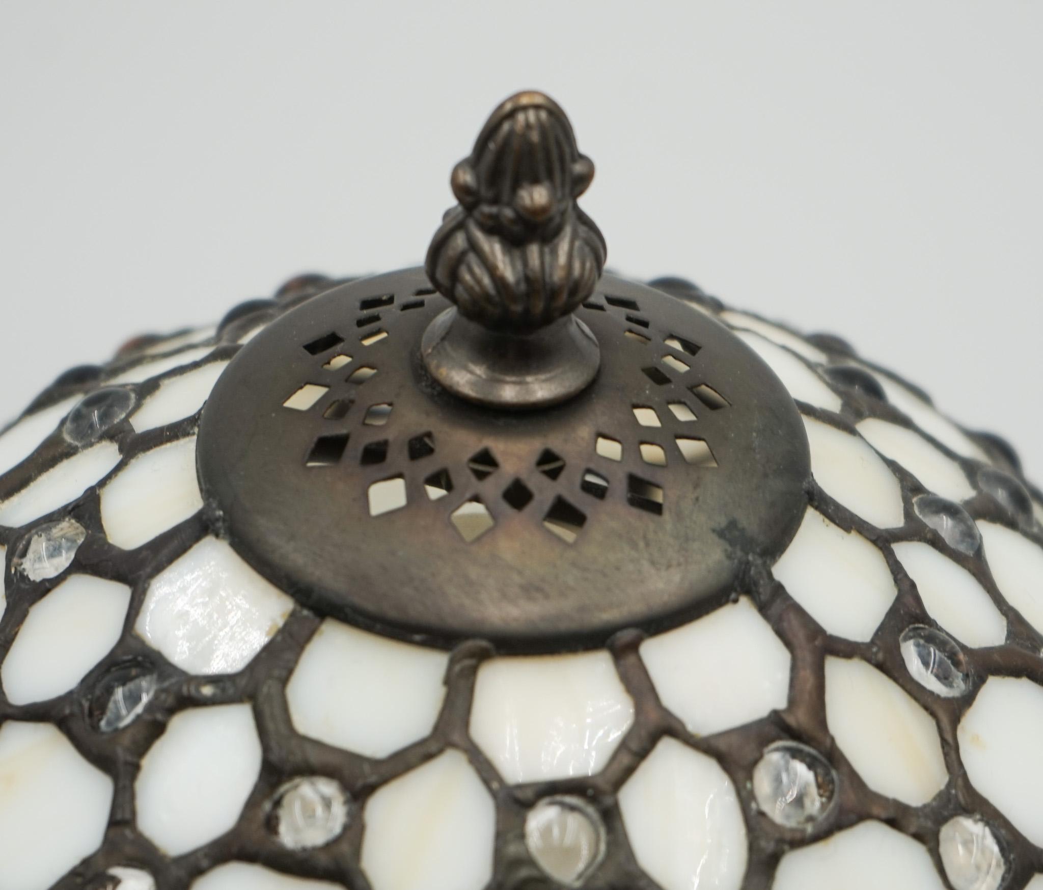 VINTAGE TRADITIONELLE TIFFANY-TISCHLAMPE WEISSER SCHIRM AUS STAINED GLAS im Zustand „Gut“ im Angebot in Pulborough, GB