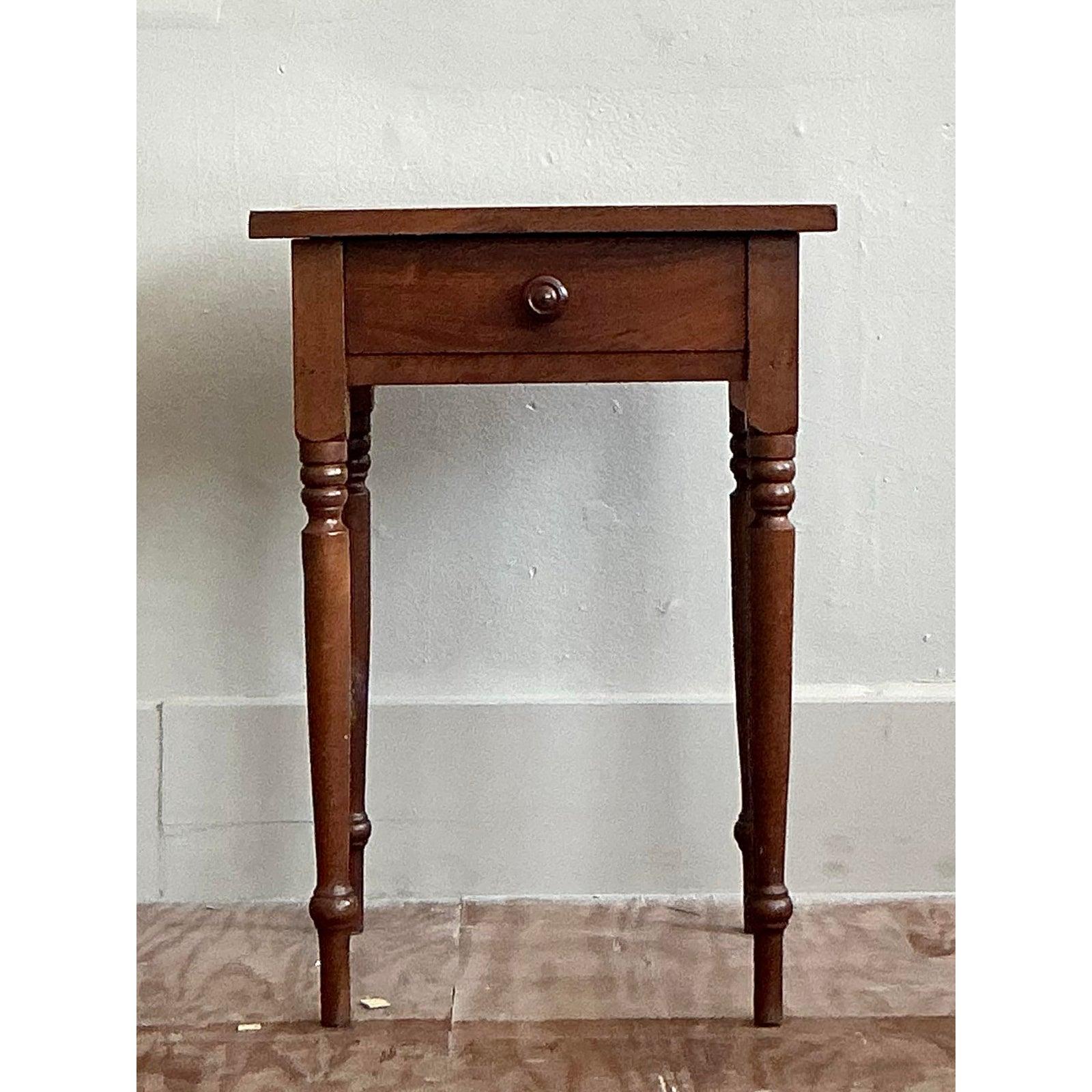Américain Table de nuit traditionnelle en bois tourné Vintage en vente