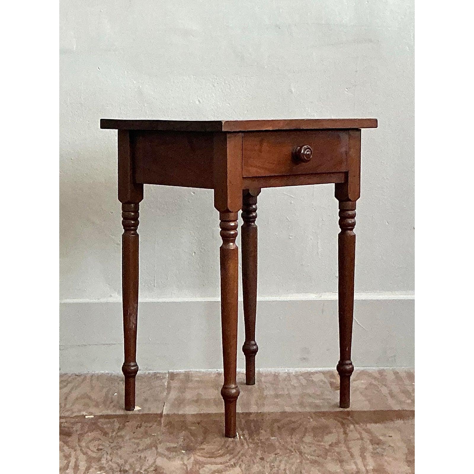 Table de nuit traditionnelle en bois tourné Vintage Bon état - En vente à West Palm Beach, FL