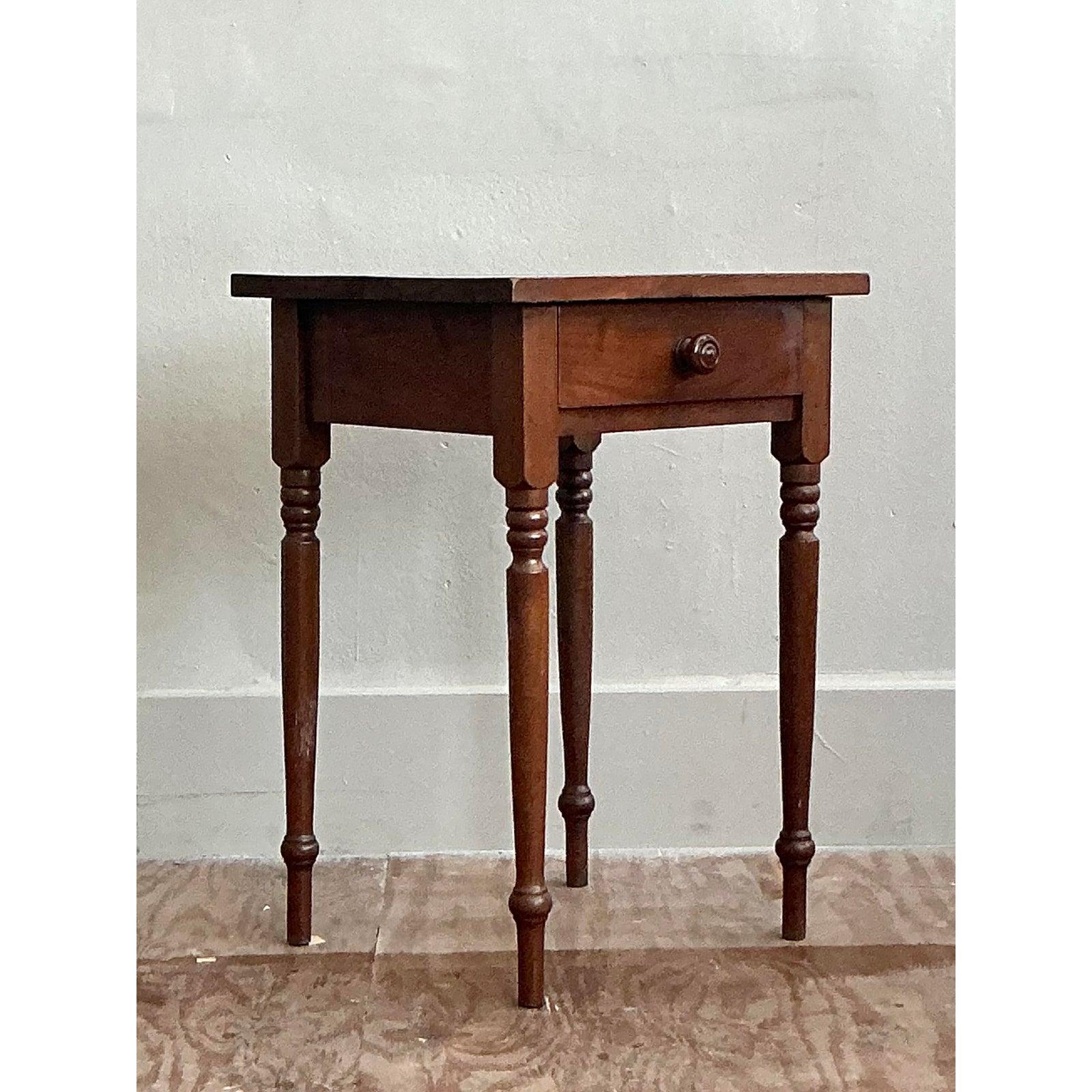 20ième siècle Table de nuit traditionnelle en bois tourné Vintage en vente