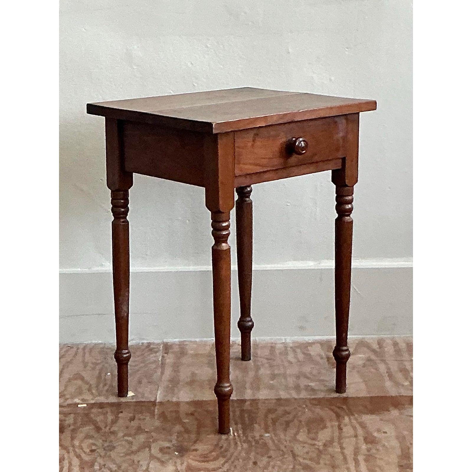Bois Table de nuit traditionnelle en bois tourné Vintage en vente