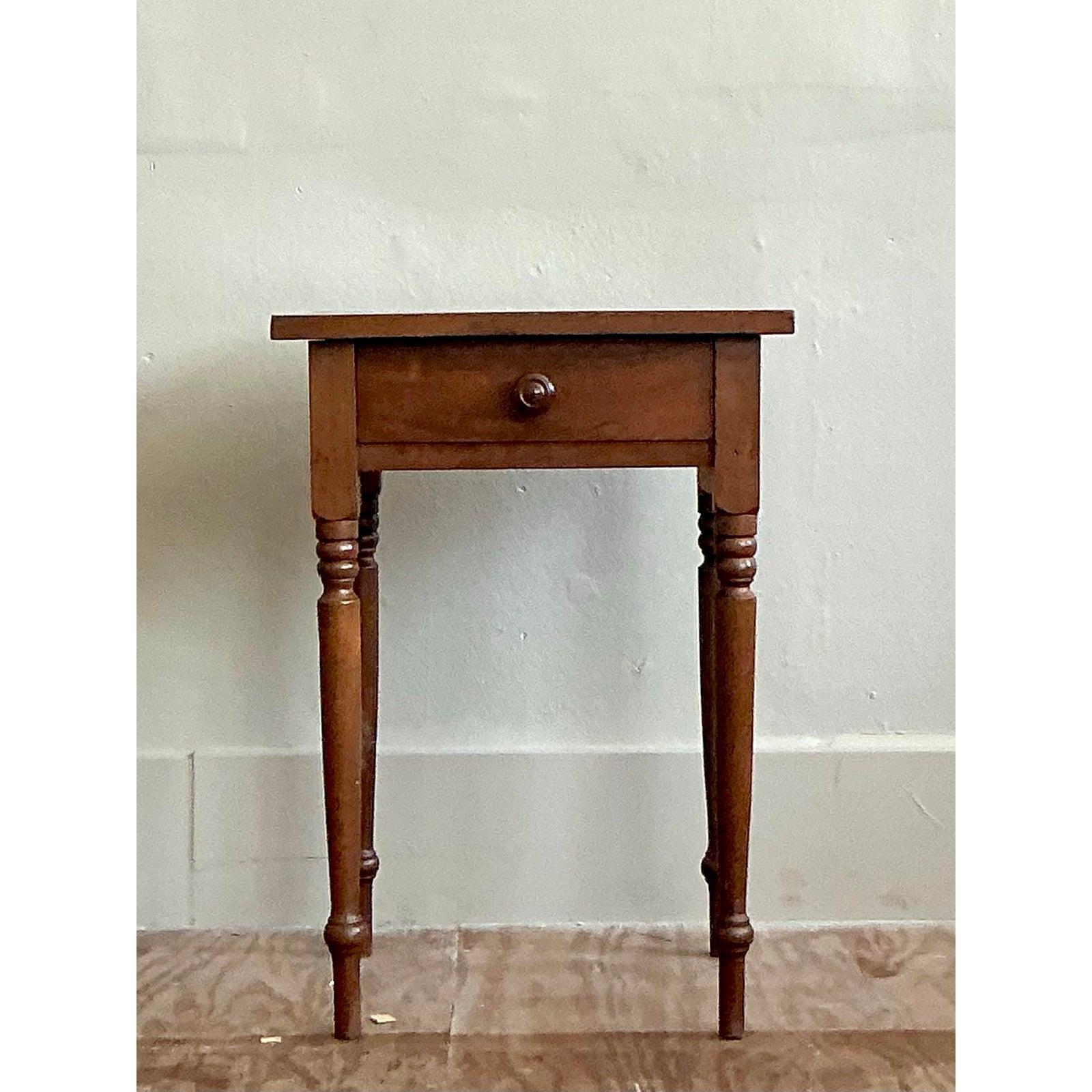 Table de nuit traditionnelle en bois tourné Vintage en vente 2