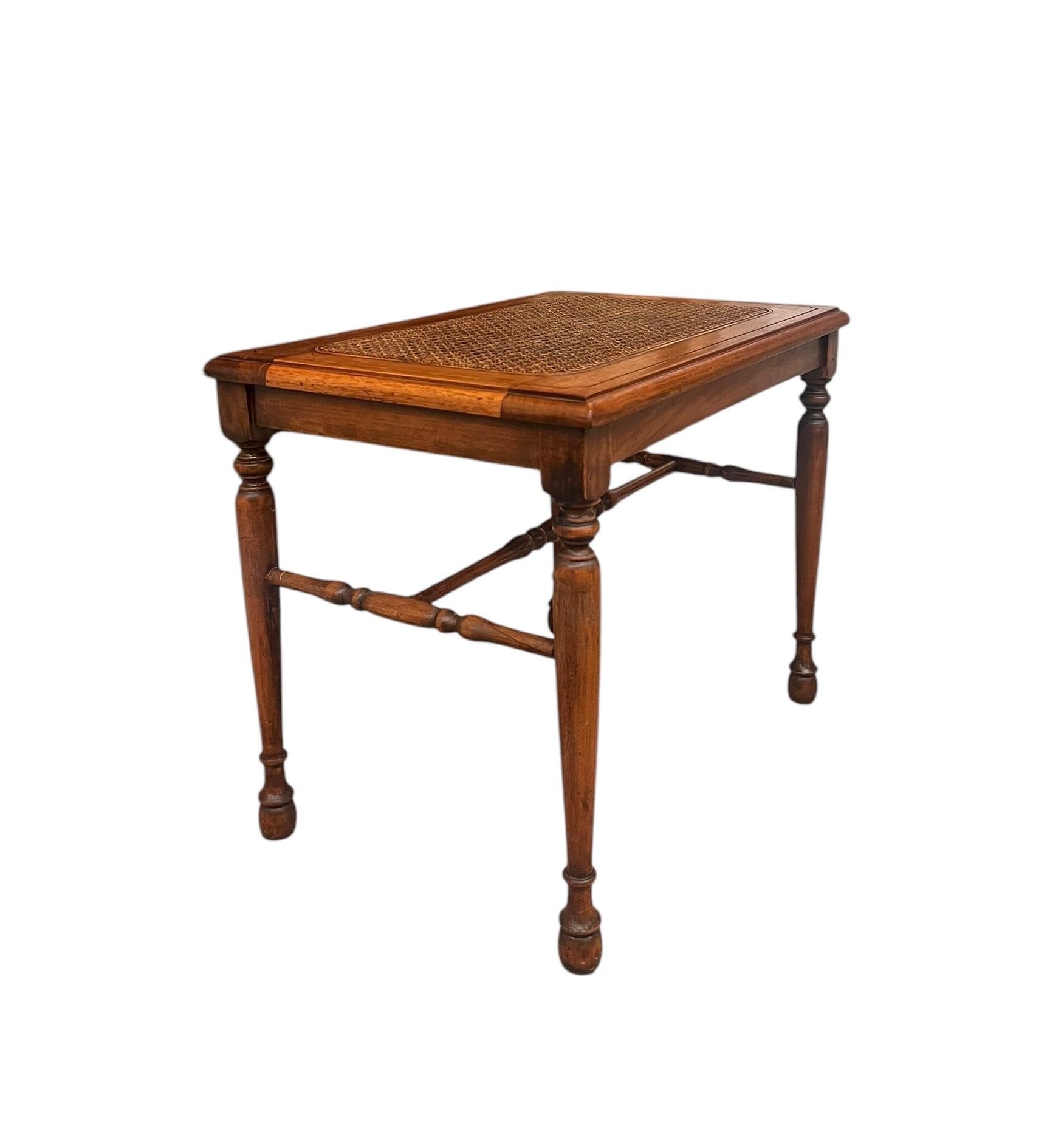 Mid-Century moderno Tavolo da salotto o panca decorativa in legno tradizionale vintage con gambe tornite in vendita