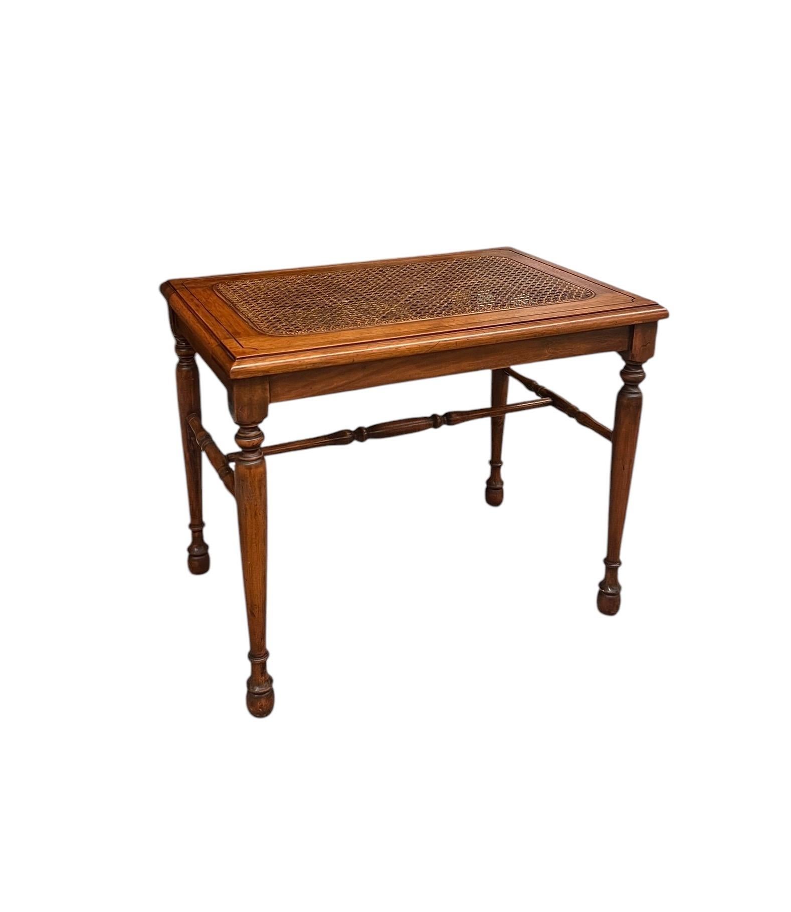 Tavolo da salotto o panca decorativa in legno tradizionale vintage con gambe tornite In condizioni buone in vendita a Seattle, WA